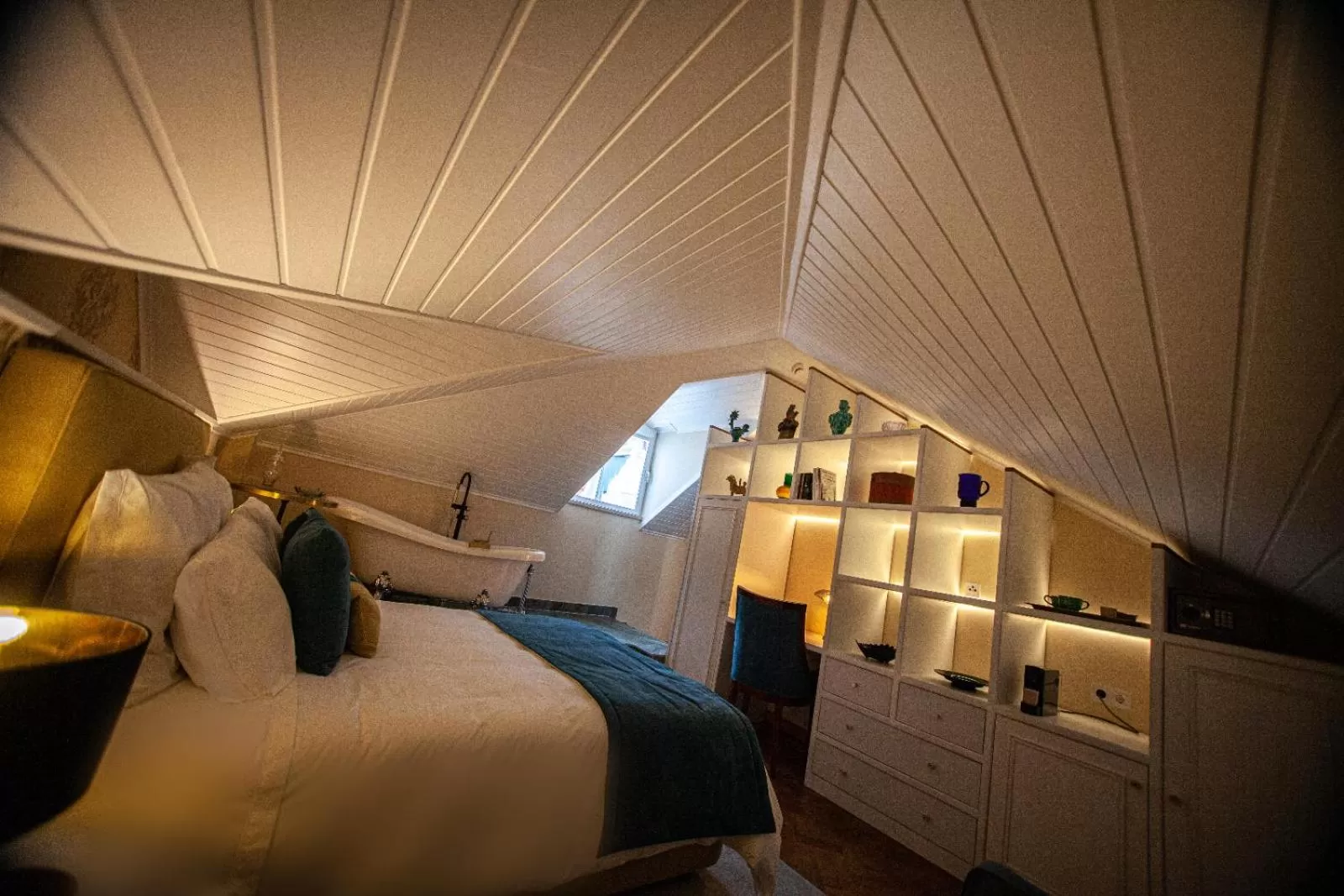 Photo of the whole room, Bed in Storytellers Palace