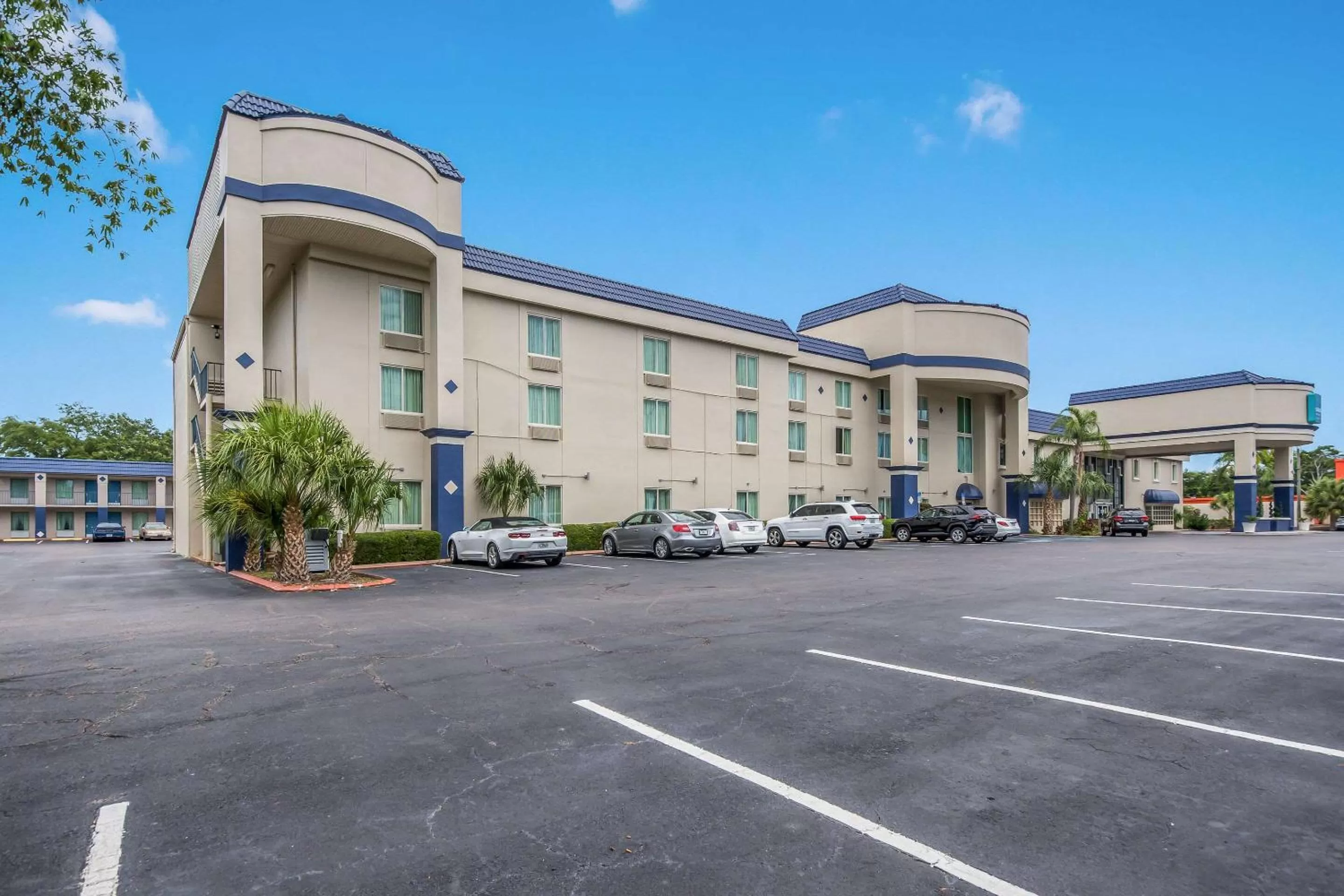 Clarion Inn & Suites Central Clearwater Beach