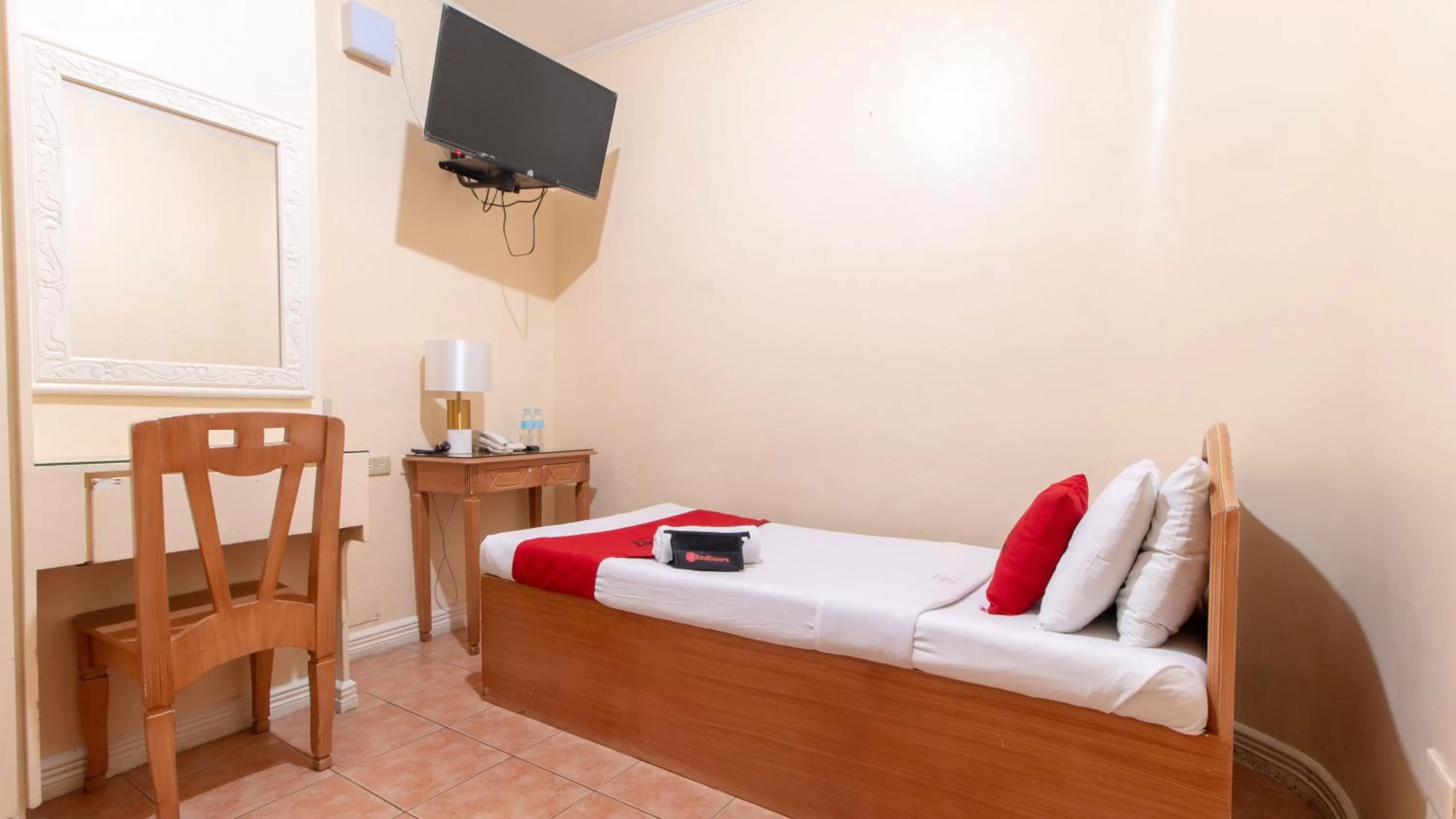 TV and multimedia, Bed in RedDoorz @ Downtown Tacloban