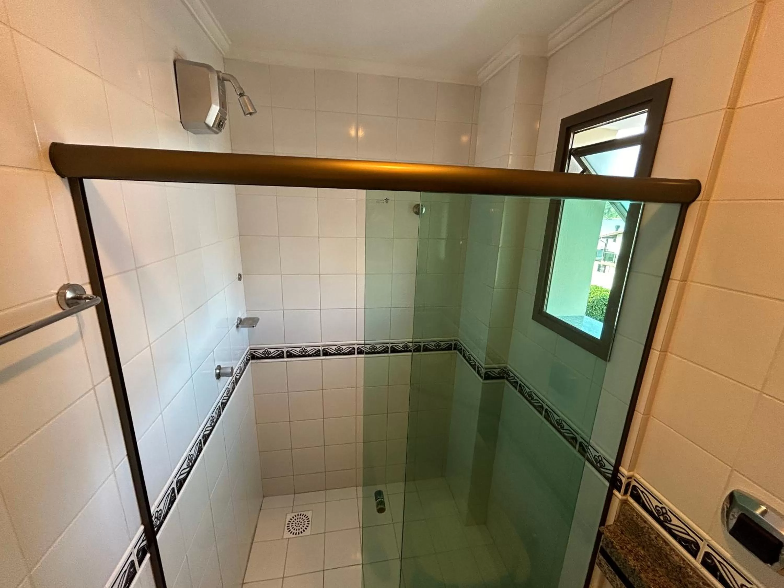 Shower, Bathroom in Golfinhos Apart Hotel