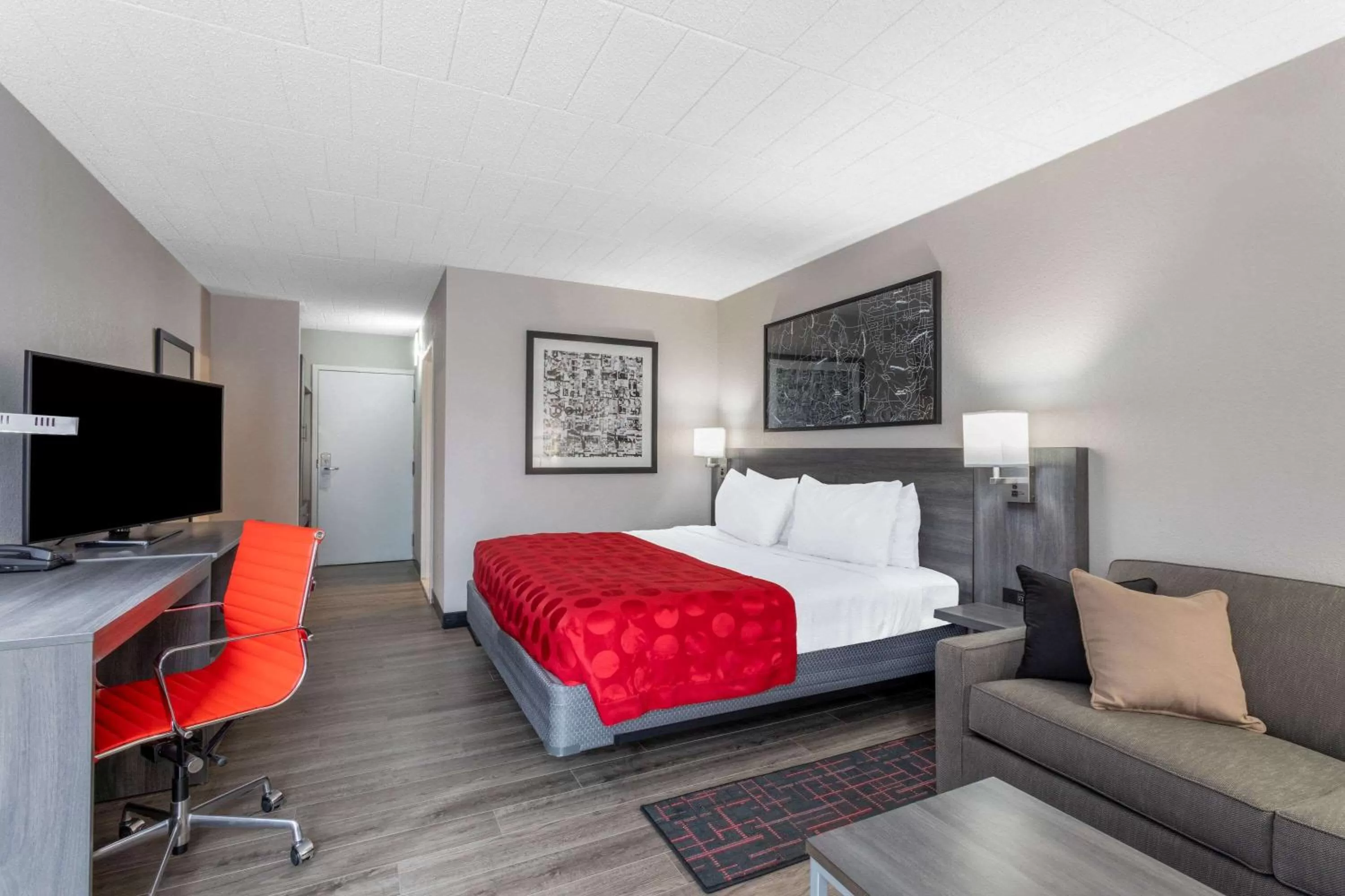 Photo of the whole room, Bed in Ramada by Wyndham Hartford North - Bradley Airport