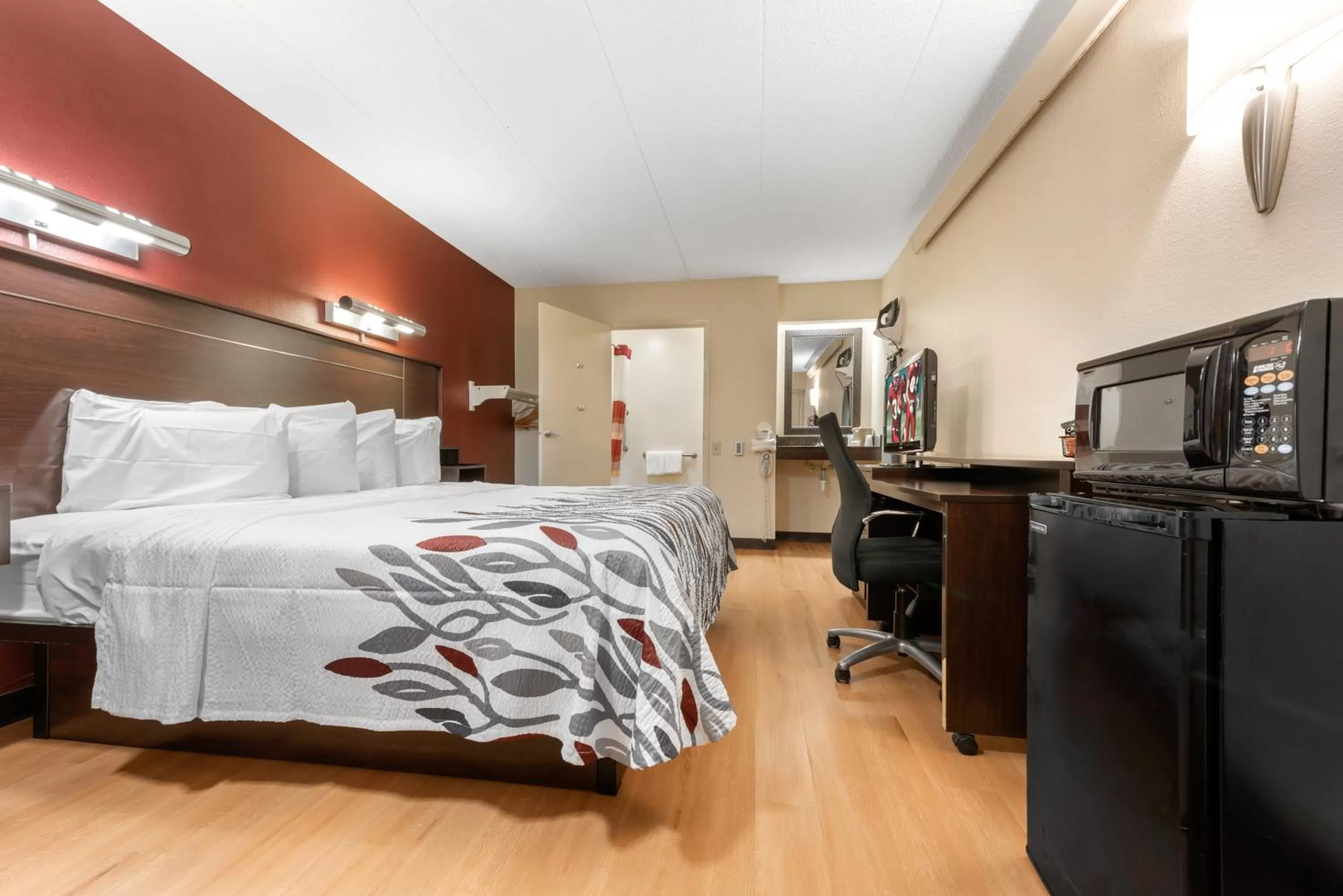 Superior King Room Disability Access Non-Smoking in Red Roof Inn Lafayette - Purdue University