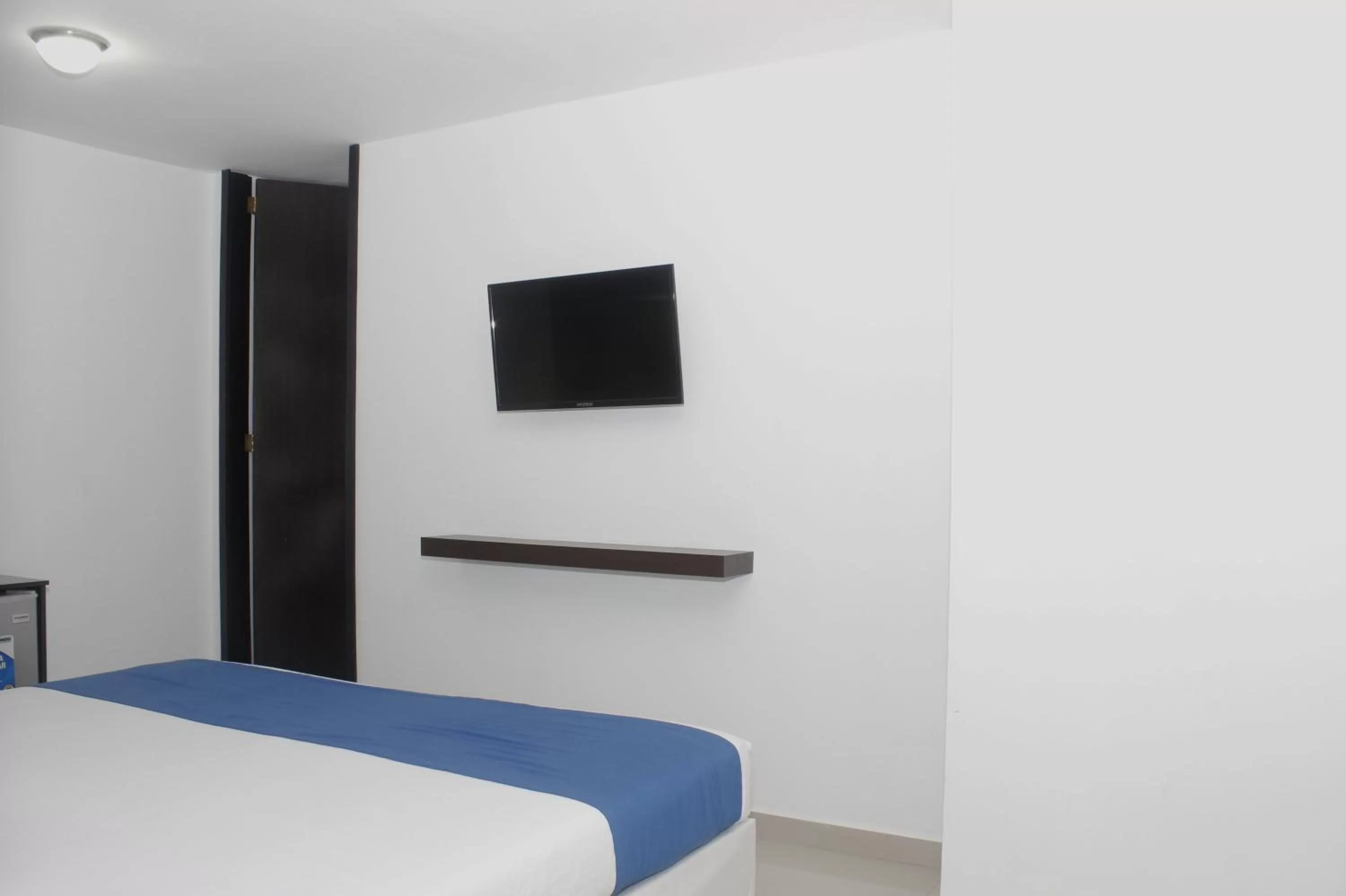 Bed, TV/Entertainment Center in Eslait Hotel & Apartamentos