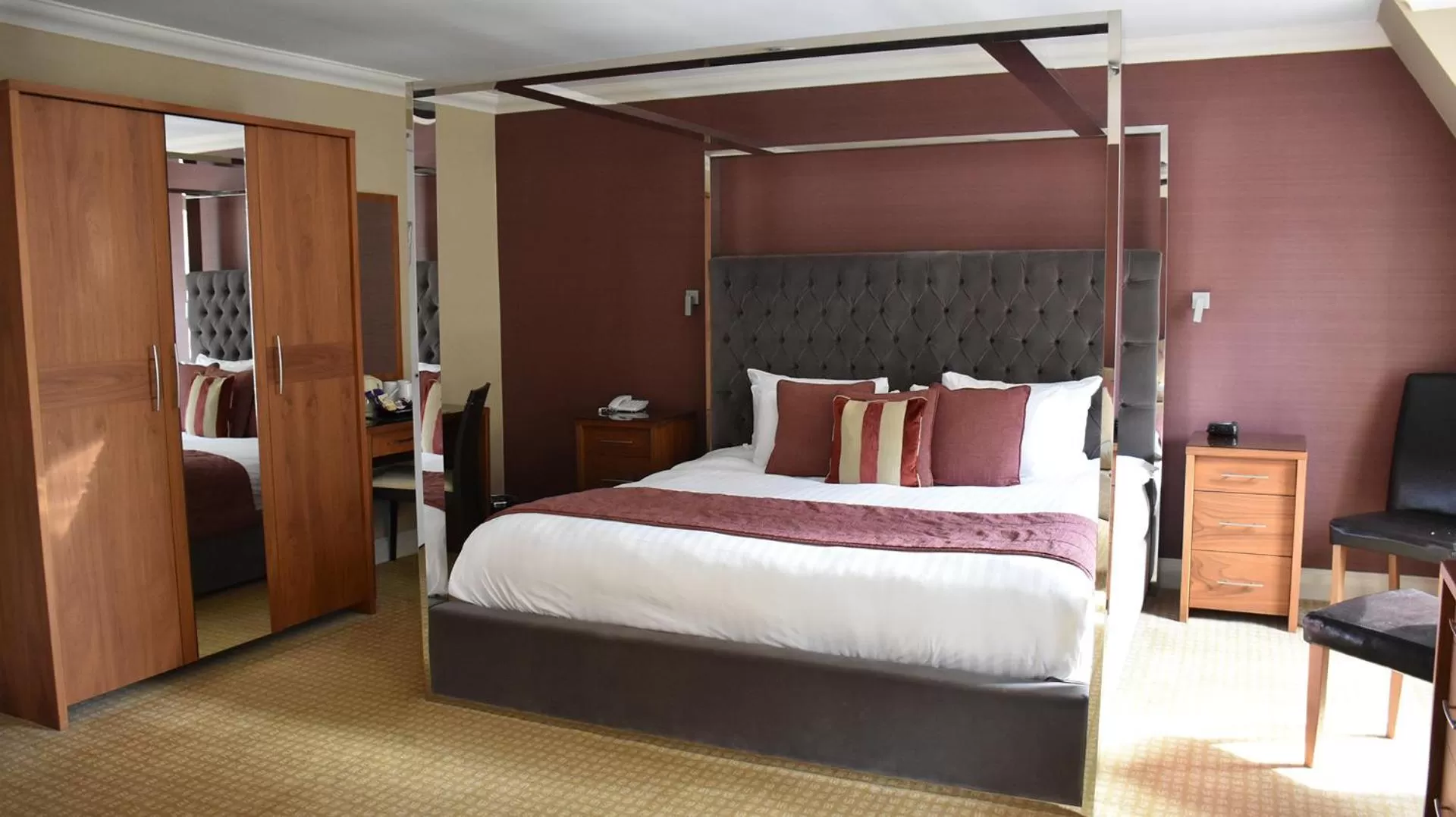 Bedroom, Bed in Royal Hotel