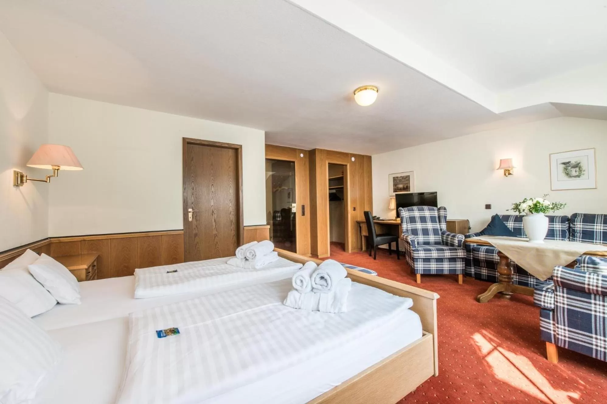 Photo of the whole room, Bed in Hotel Hanses-Bräutigam