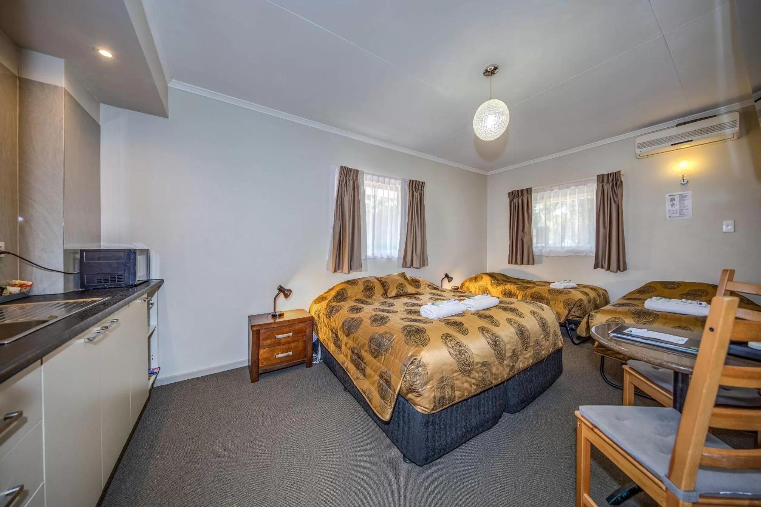 Photo of the whole room, Bed in Tall Trees Motel Mountain Retreat