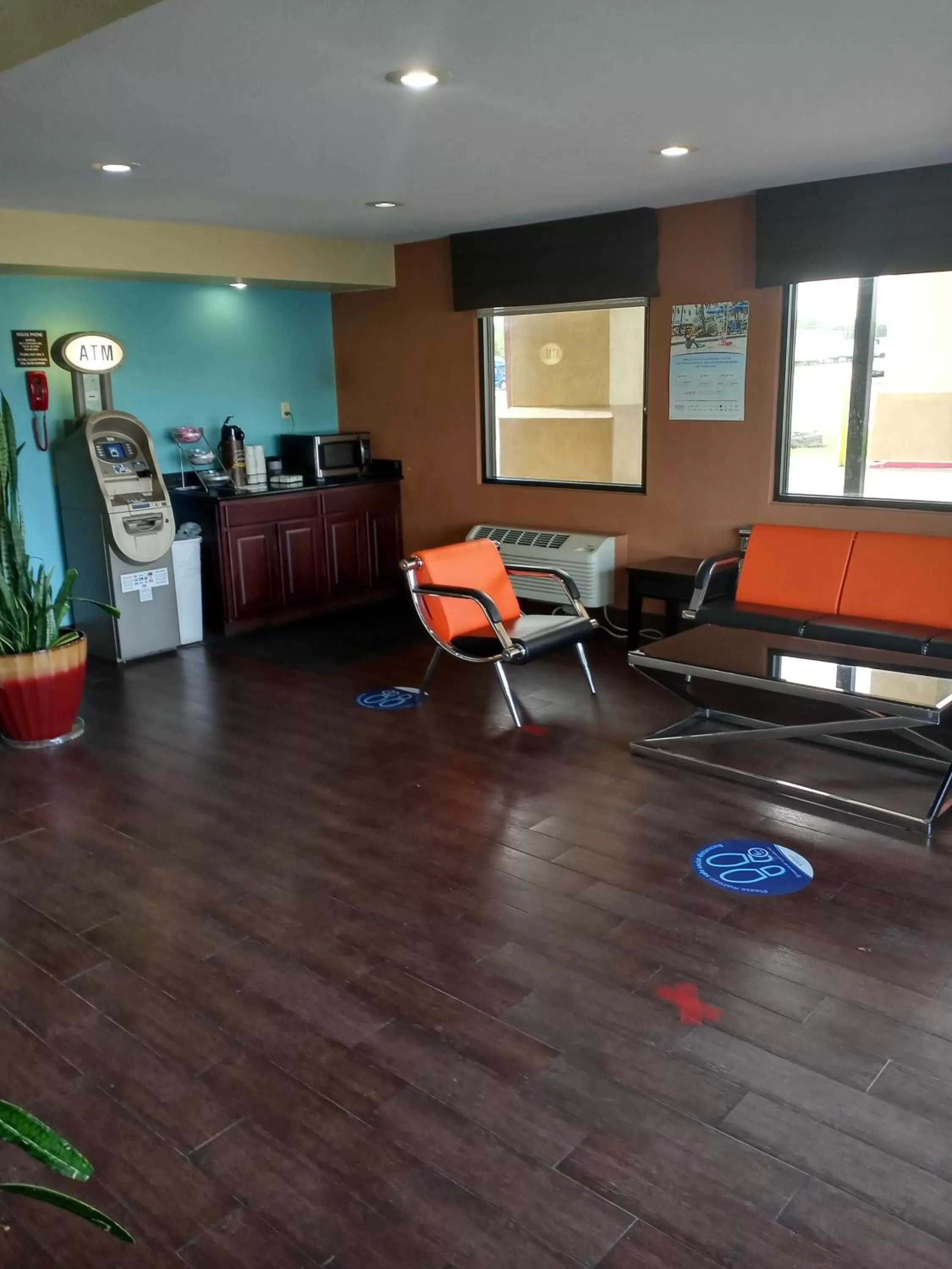 Lobby or reception in Super 8 by Wyndham Tulsa - Route 66