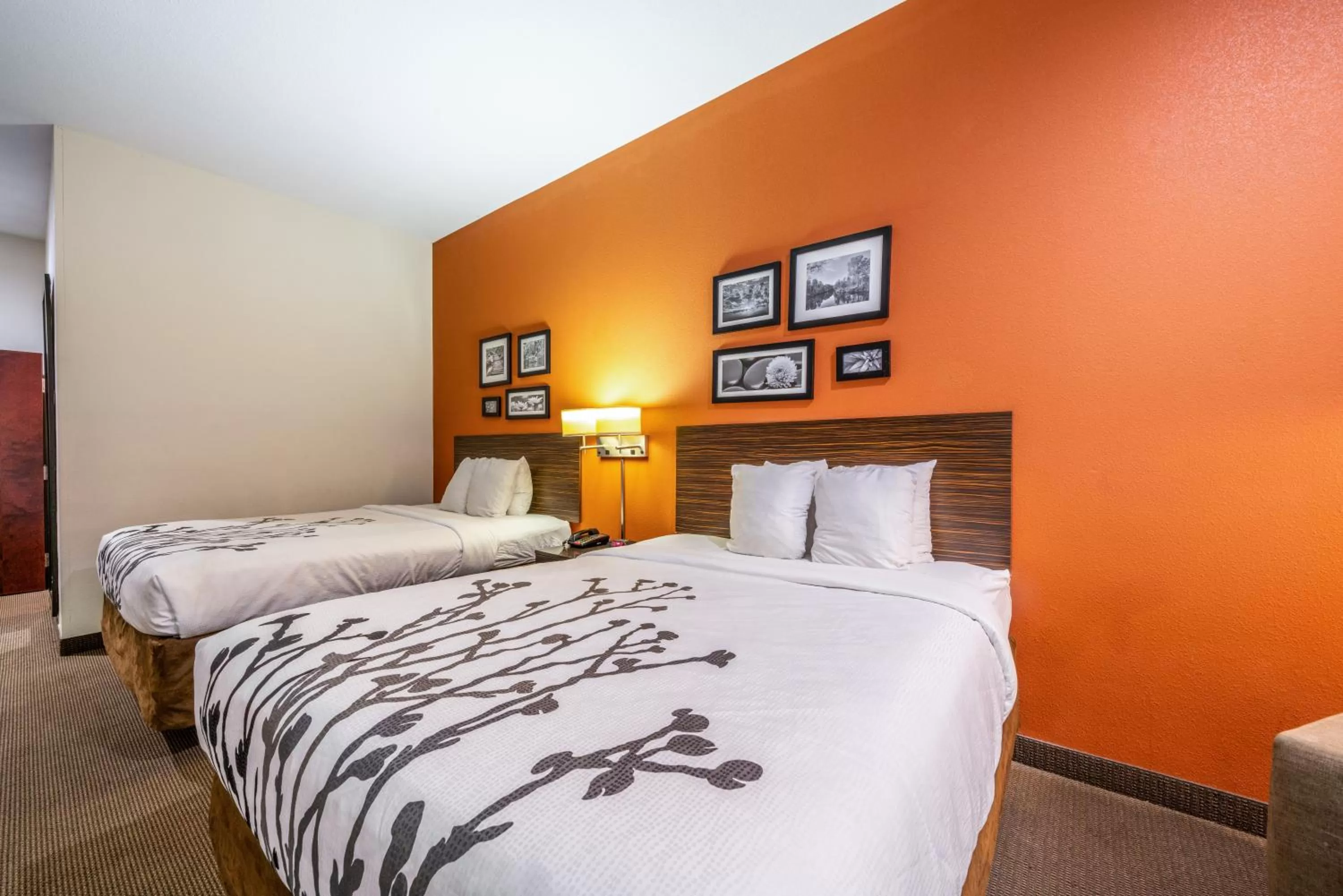 Bed in Restwell Inn & Suites I-45 North