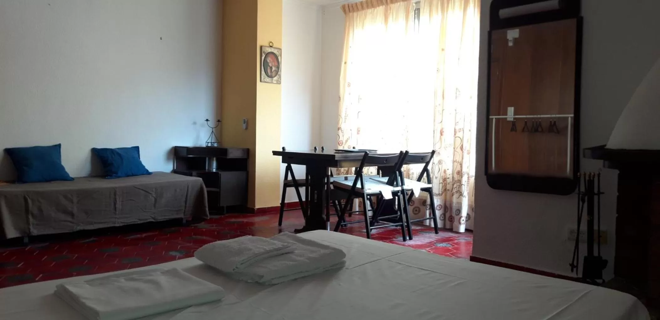 Bed in Pensión Benavente AP-7 3min coche Playa 5 min Self check-in 24h