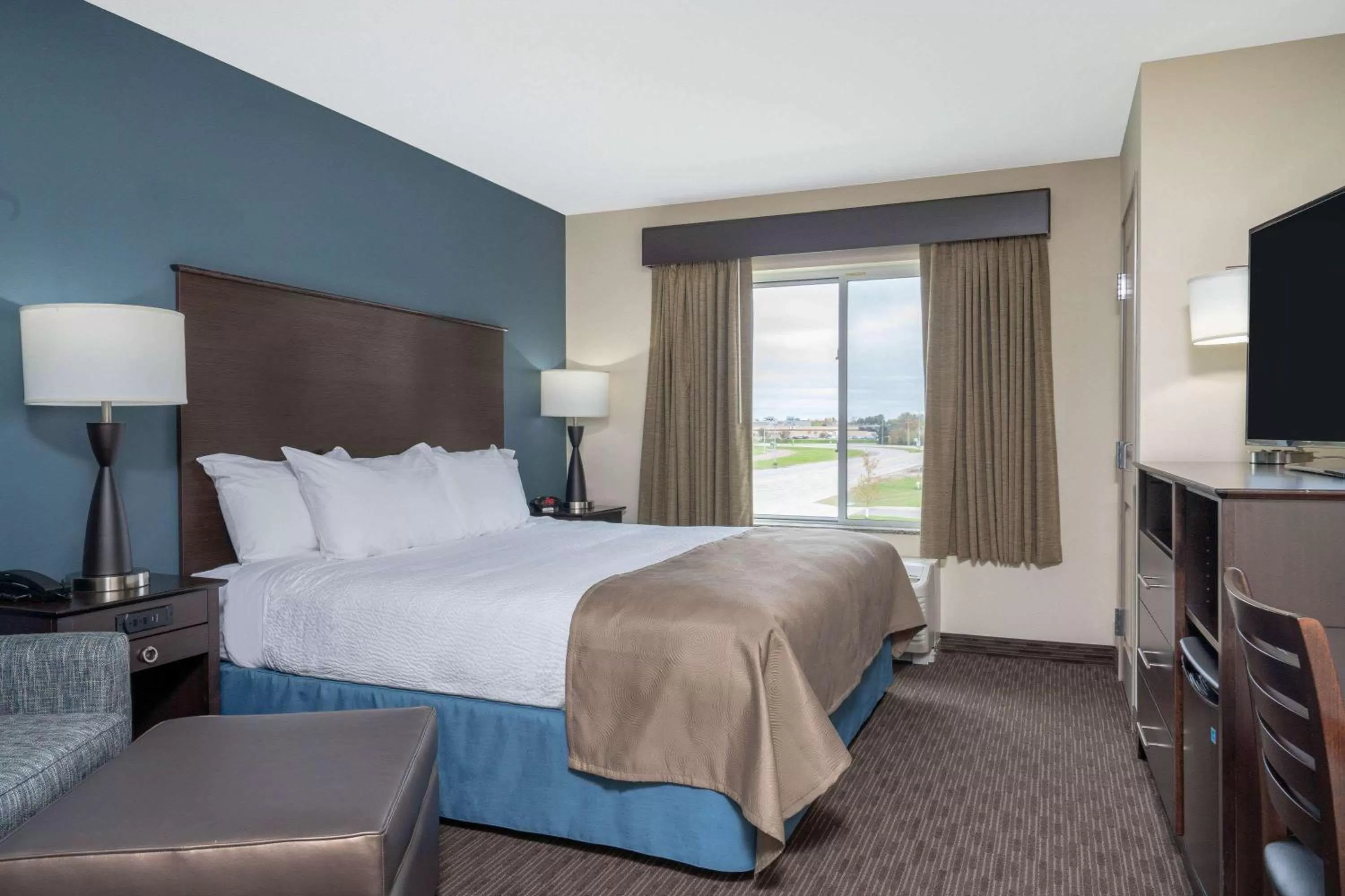 Photo of the whole room, Bed in AmericInn by Wyndham Windom