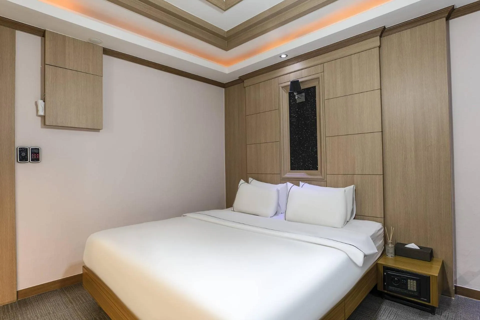 Bed in Central Plaza Hotel