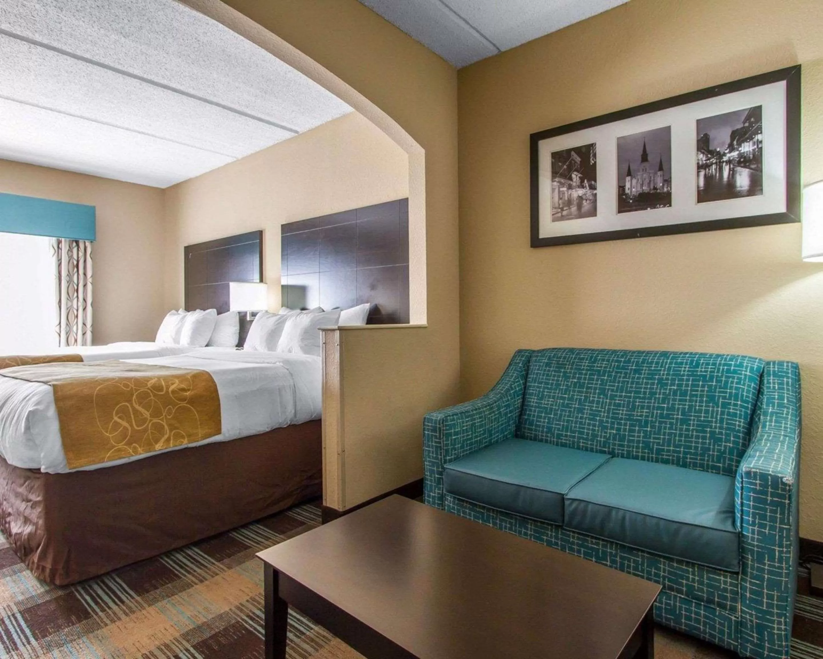 Photo of the whole room, Bed in Comfort Suites Kenner