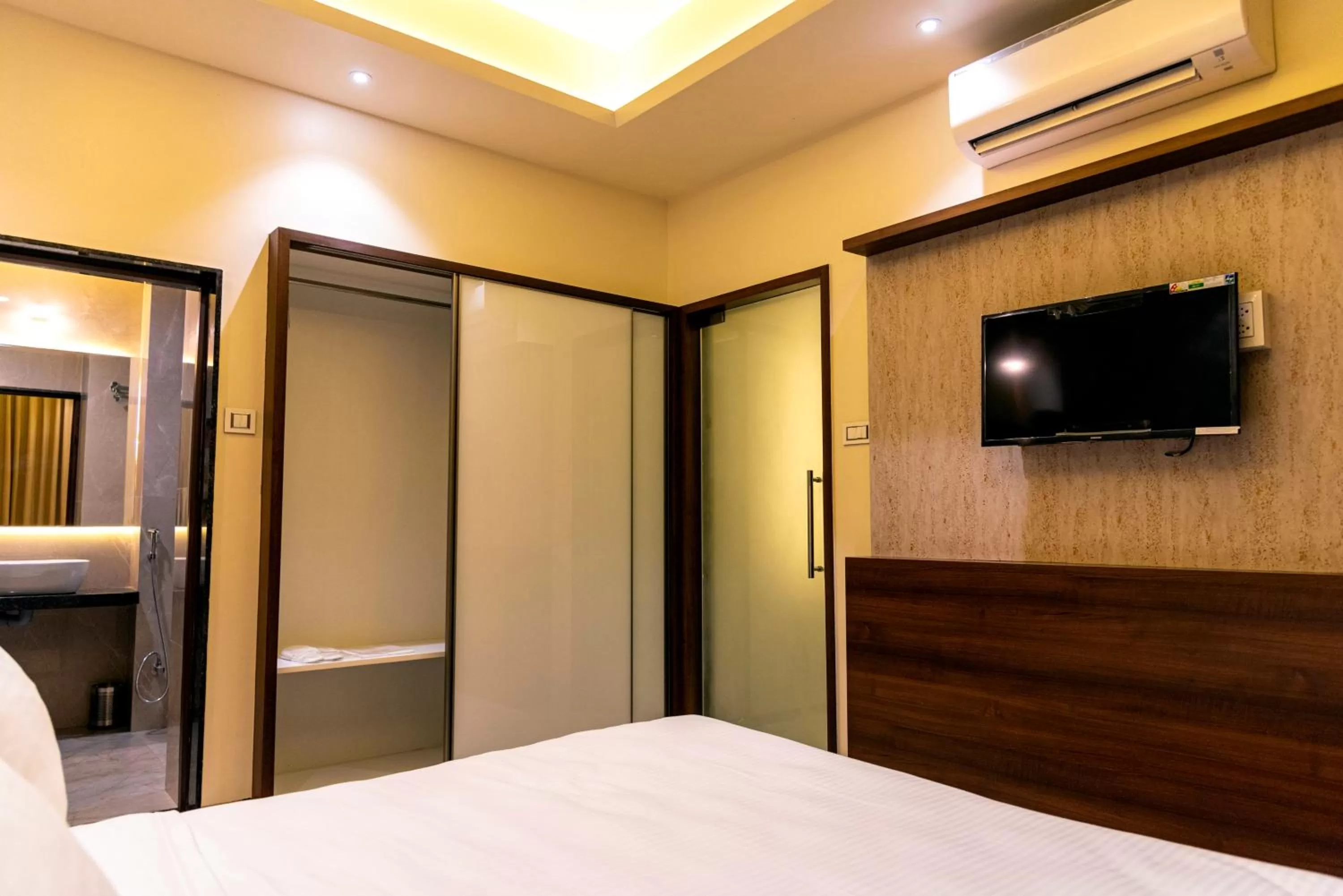 View (from property/room), Bed in Hotel Pratham