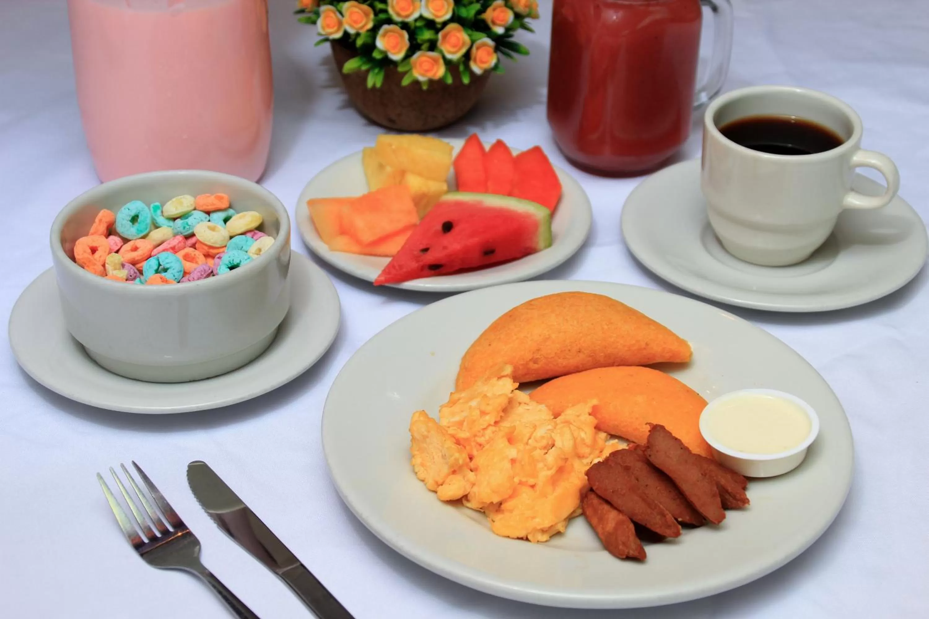 Food and drinks in Hotel Abi Inn By GEH Suites