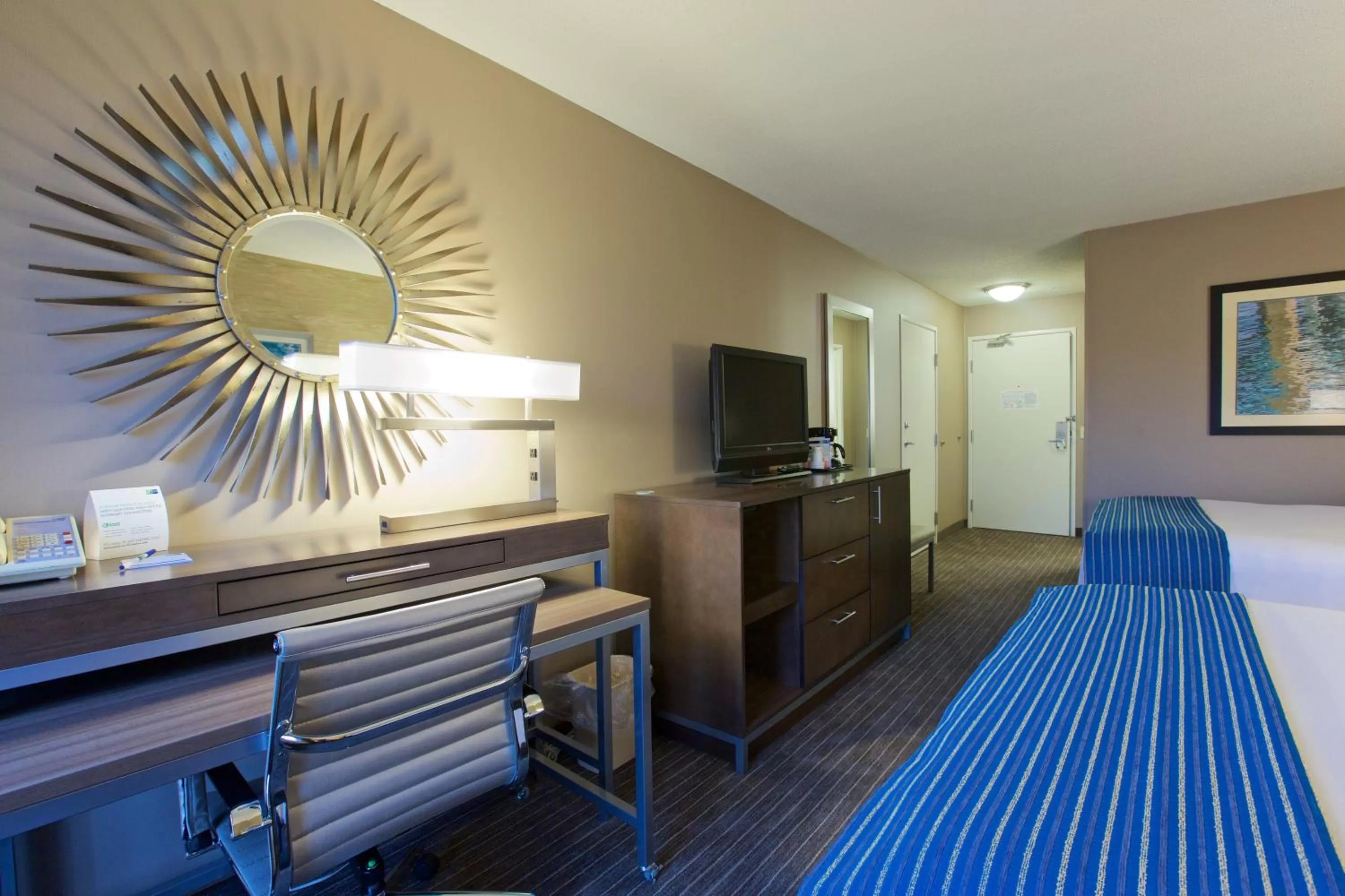 Photo of the whole room, Bed in Holiday Inn Express Fargo - West Acres by IHG