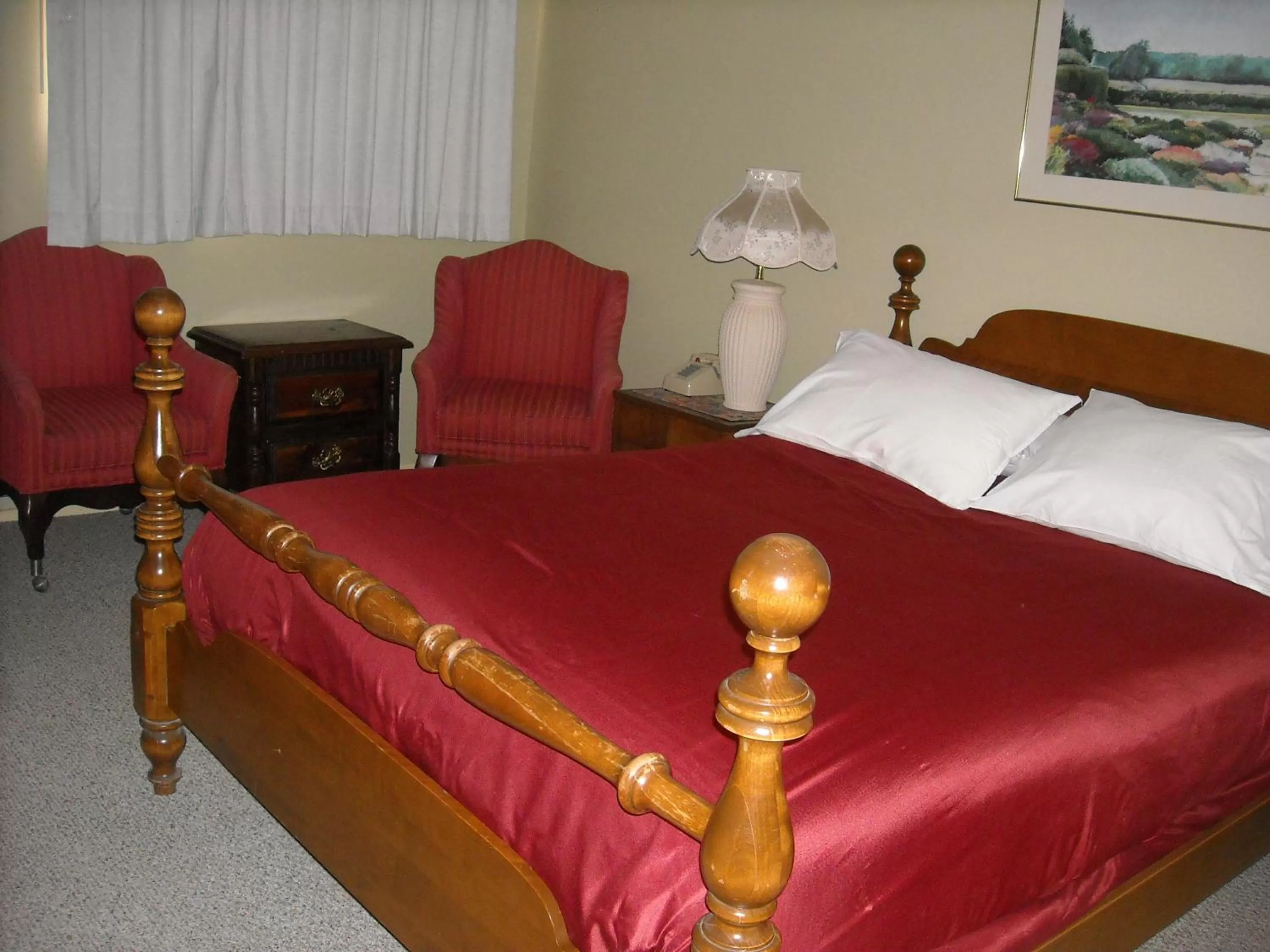 Bed in Stagecoach 66 Motel