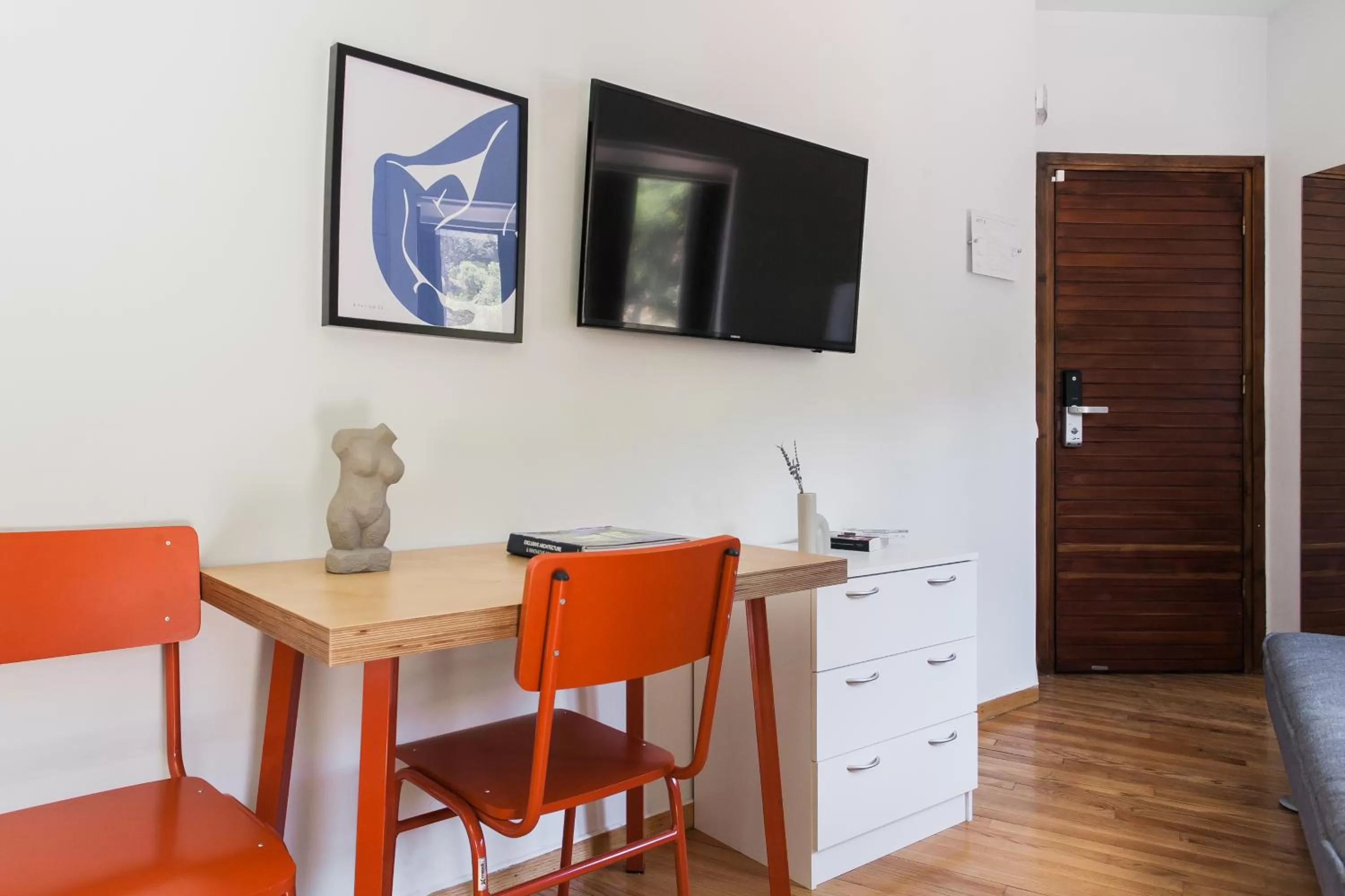 TV and multimedia, TV/Entertainment Center in ZOIA The Hill by UPSTREET