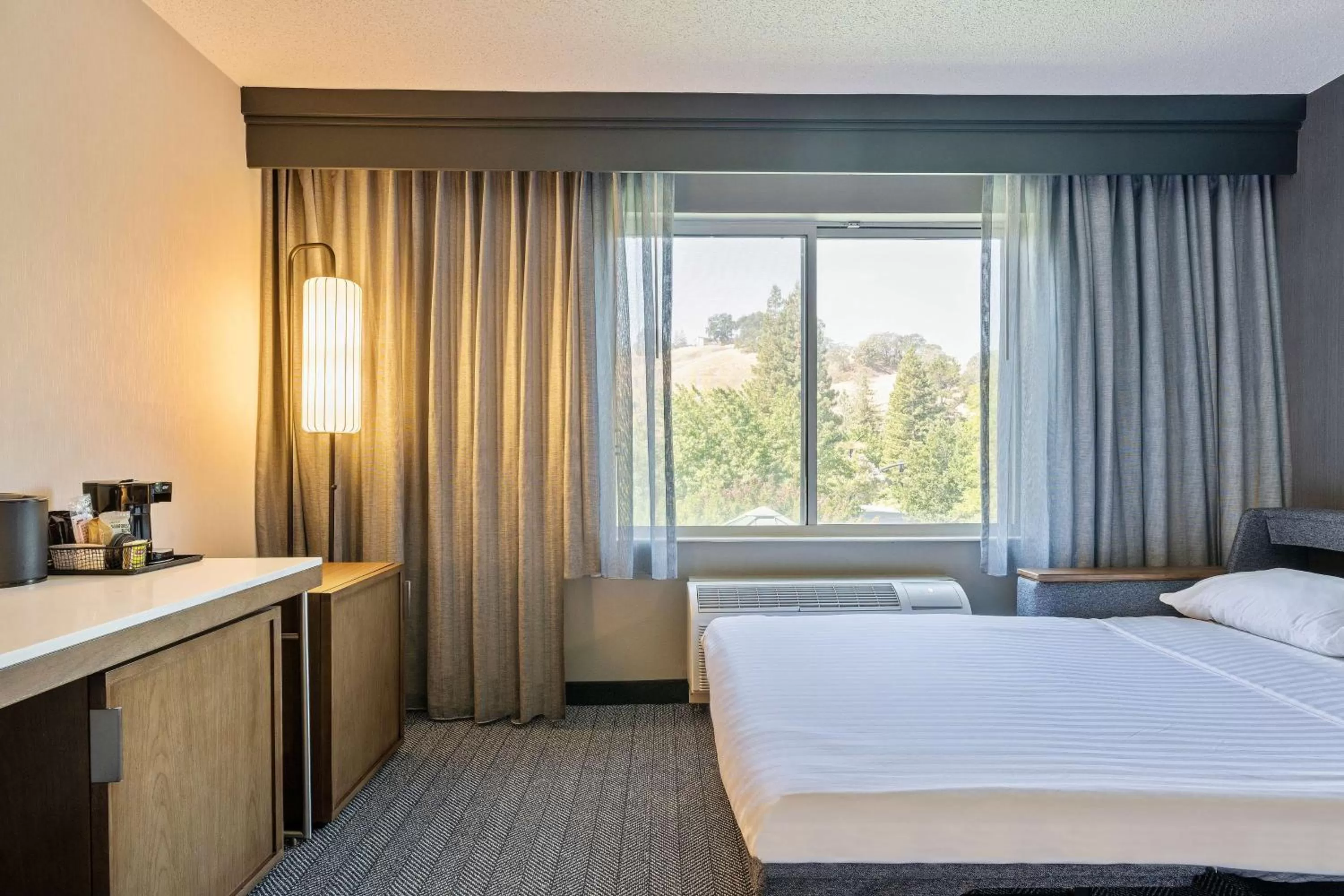 Bedroom, Bed in Sonesta Select Pleasant Hill