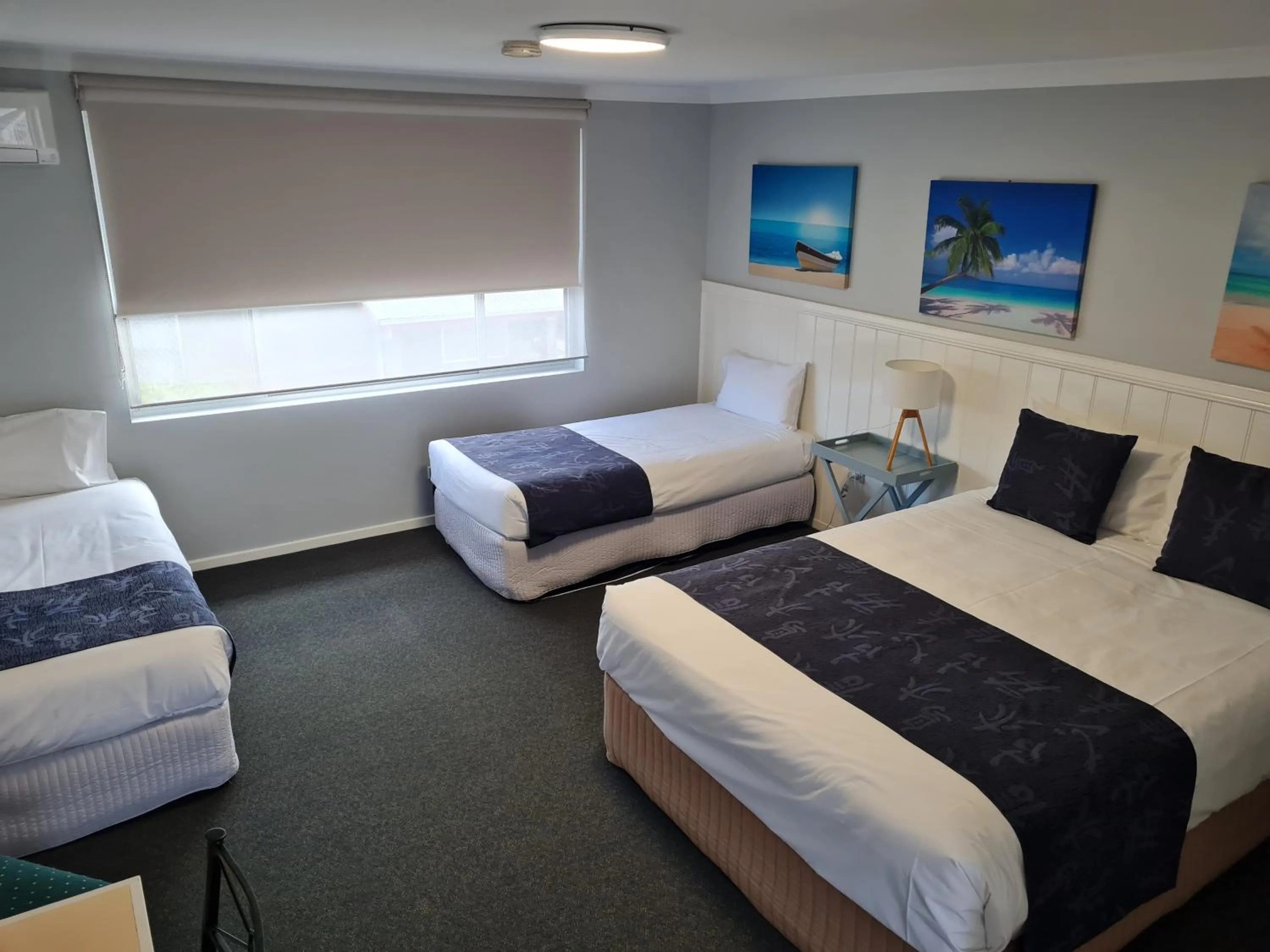 Communal lounge/ TV room, Bed in Marco Polo Motor Inn Taree