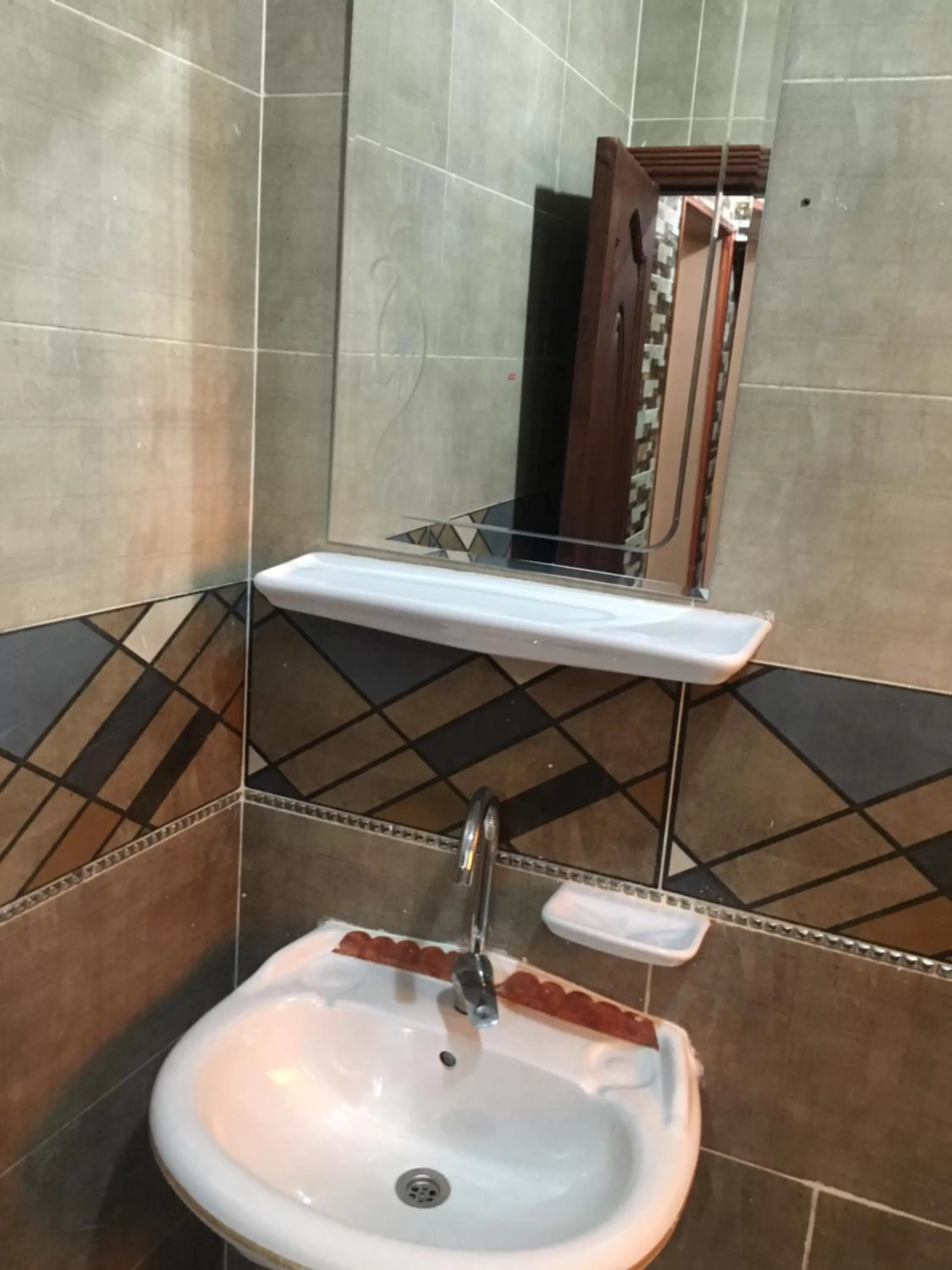 Bathroom in Sphinx palace pyramids view