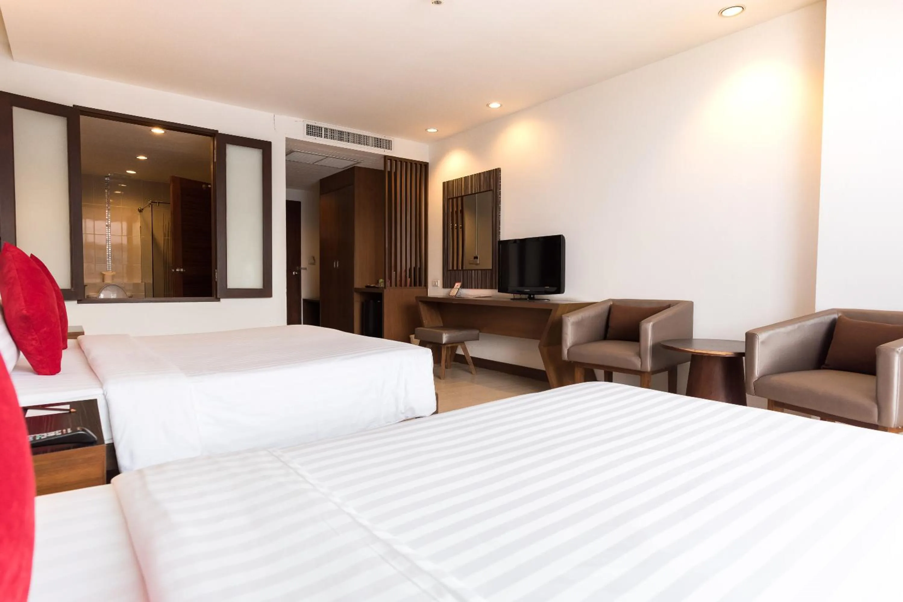 Photo of the whole room, Bed in Hotel J Pattaya