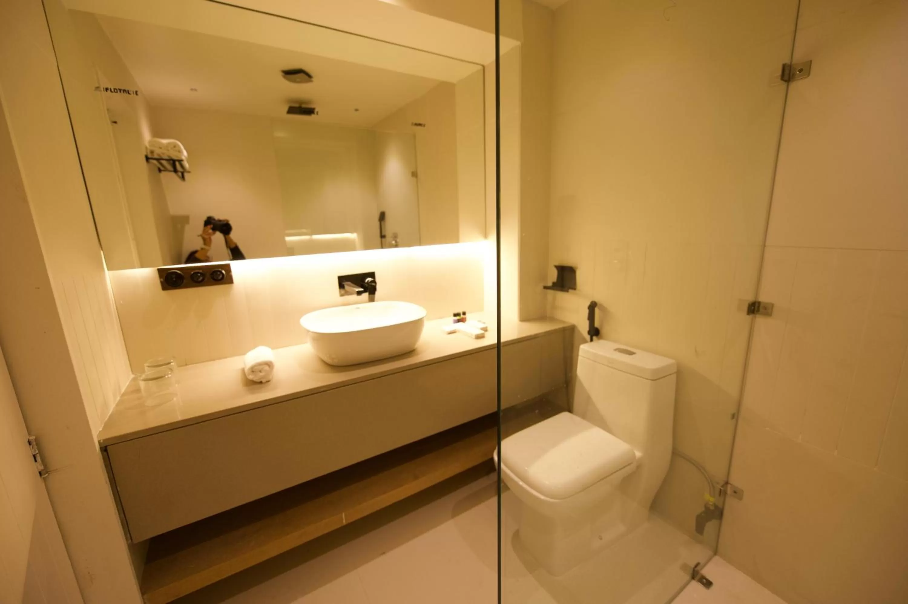 Shower in The Red Pier - My Downtown Hotels