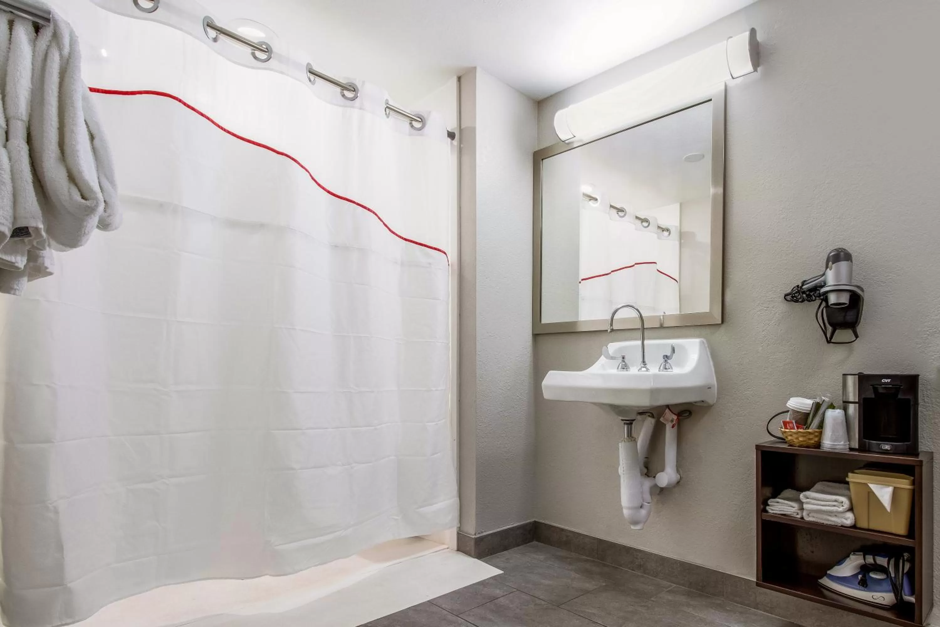 Bathroom in Red Roof Inn PLUS+ Dallas - Addison