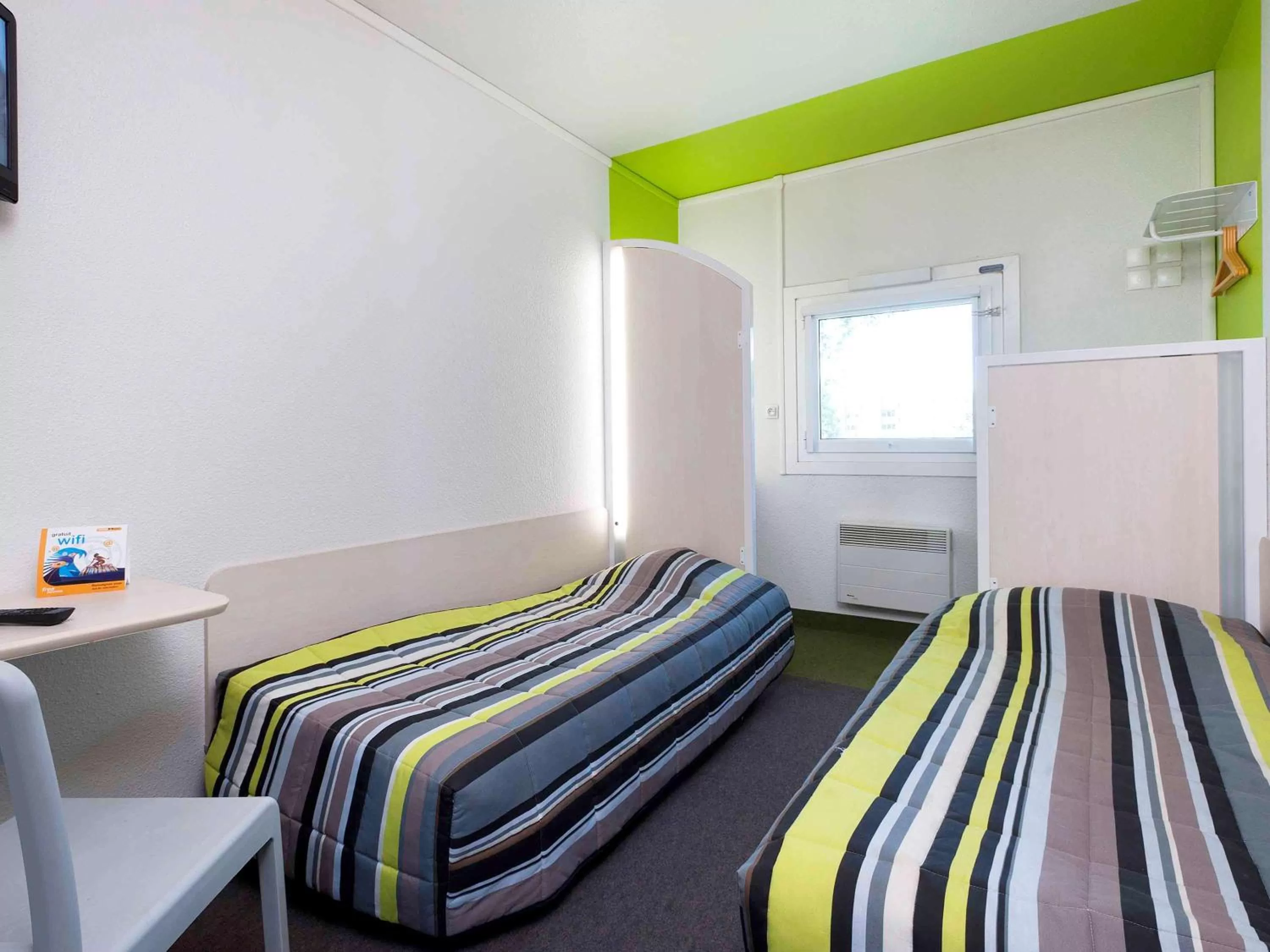 Property building, Bed in hotelF1 Pontarlier