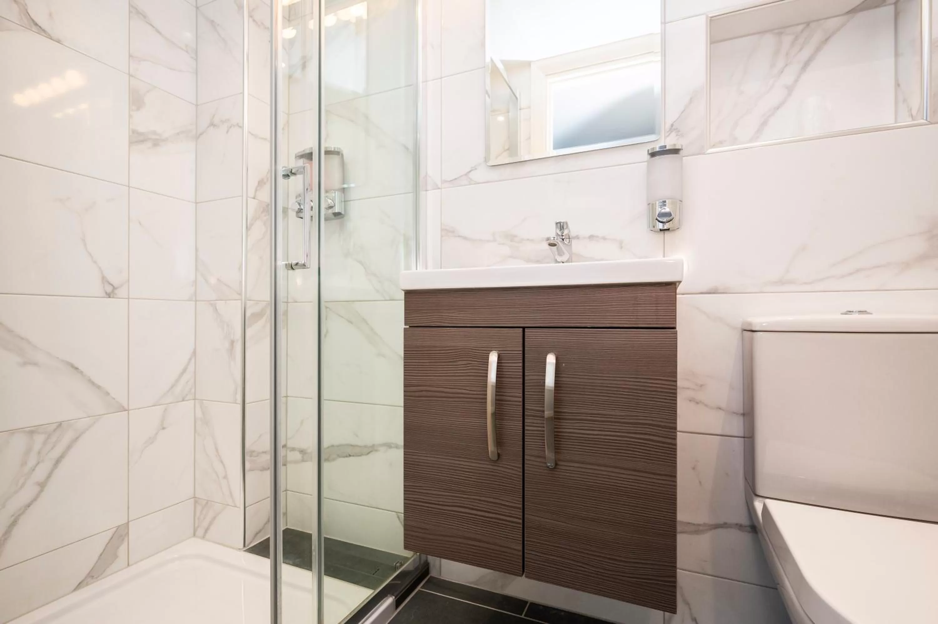 Bathroom in Mentone Hotel