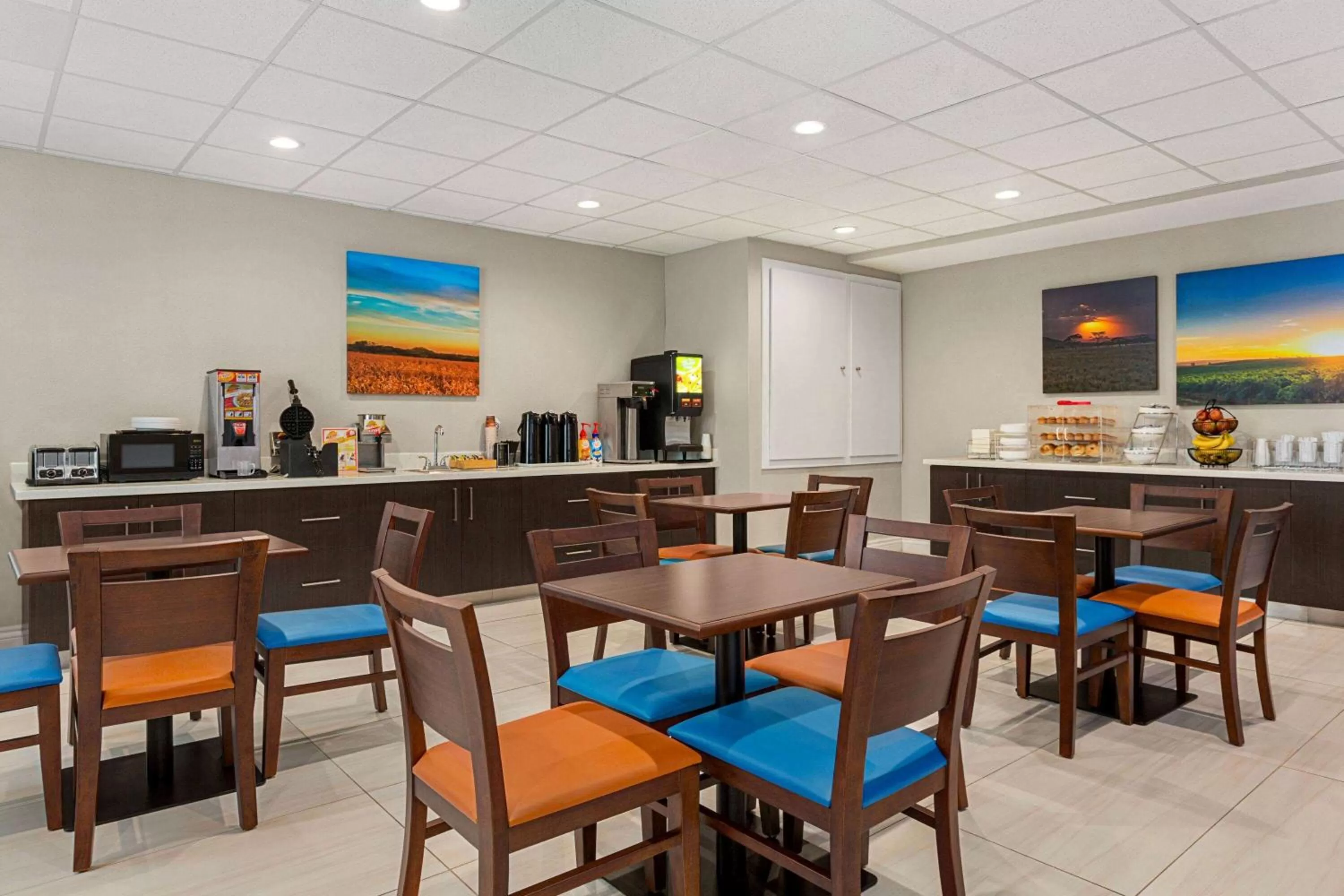 Breakfast in Days Inn & Suites by Wyndham Greater Tomball