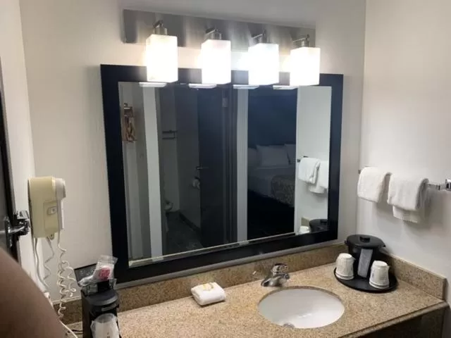 Bathroom in La Quinta Inn and Suites by Wyndham Cincinnati North