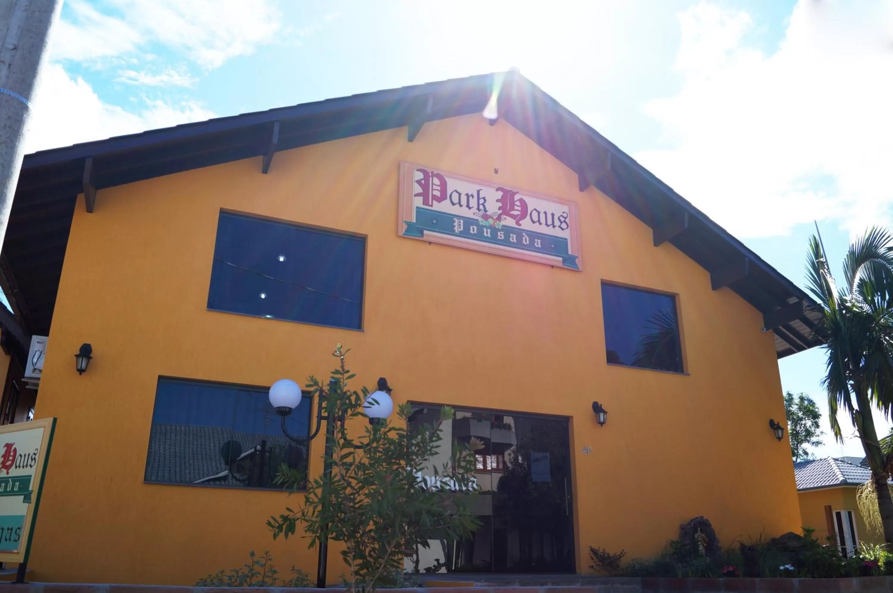 Facade/entrance, Property Building in Hotel Park Haus