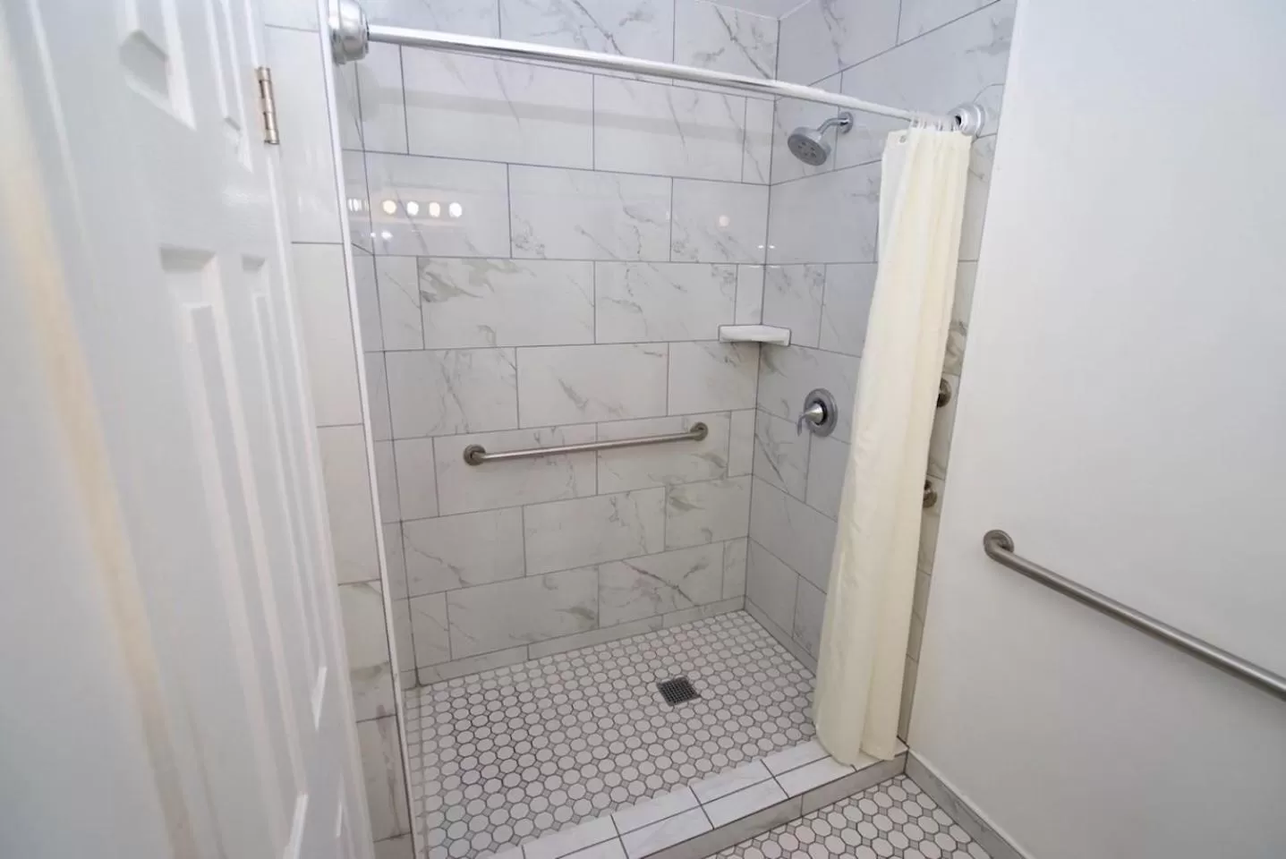 Shower in Ocean Lodge Santa Monica Beach Hotel