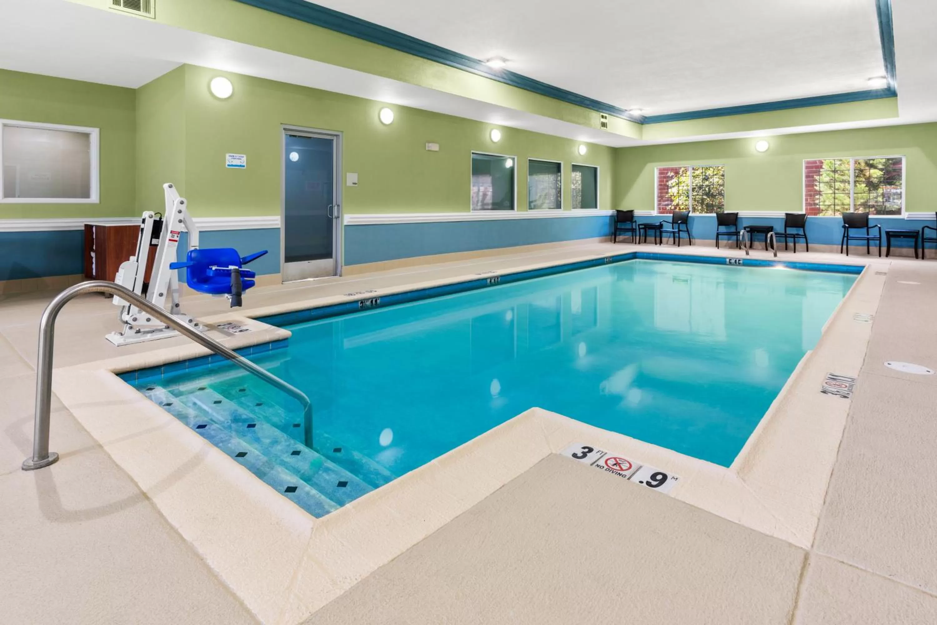 Swimming pool in Holiday Inn Express & Suites Klamath Falls Central by IHG