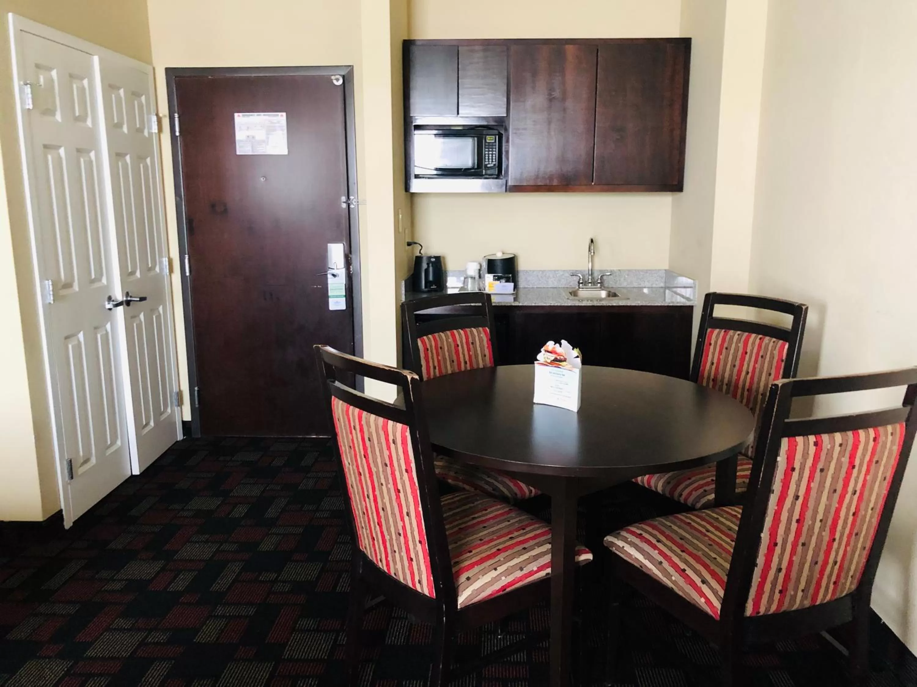 Dining area in Wingate by Wyndham Lake Charles Casino Area