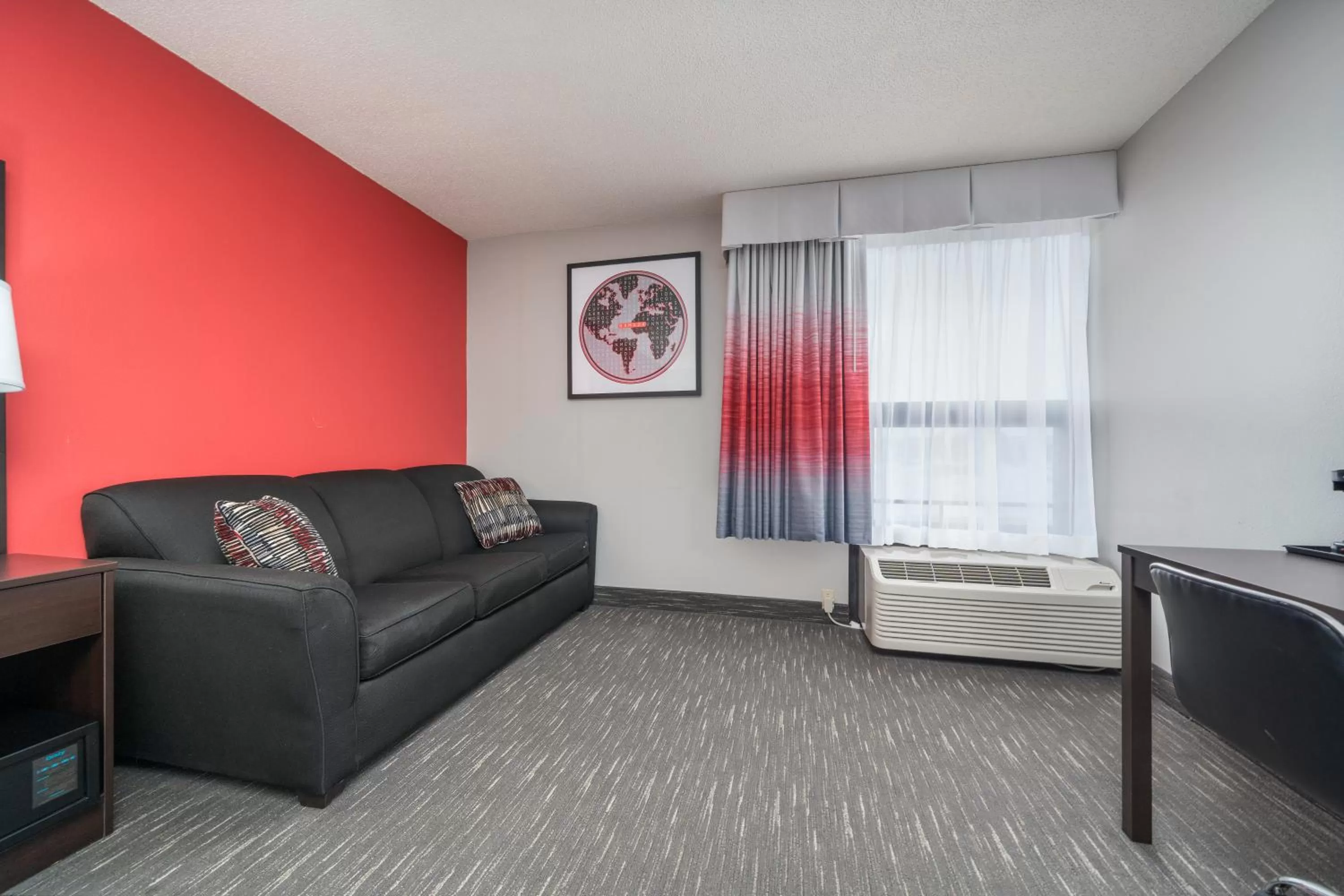 Seating area in Ramada by Wyndham Sioux Falls Airport - Waterpark Resort & Event Center