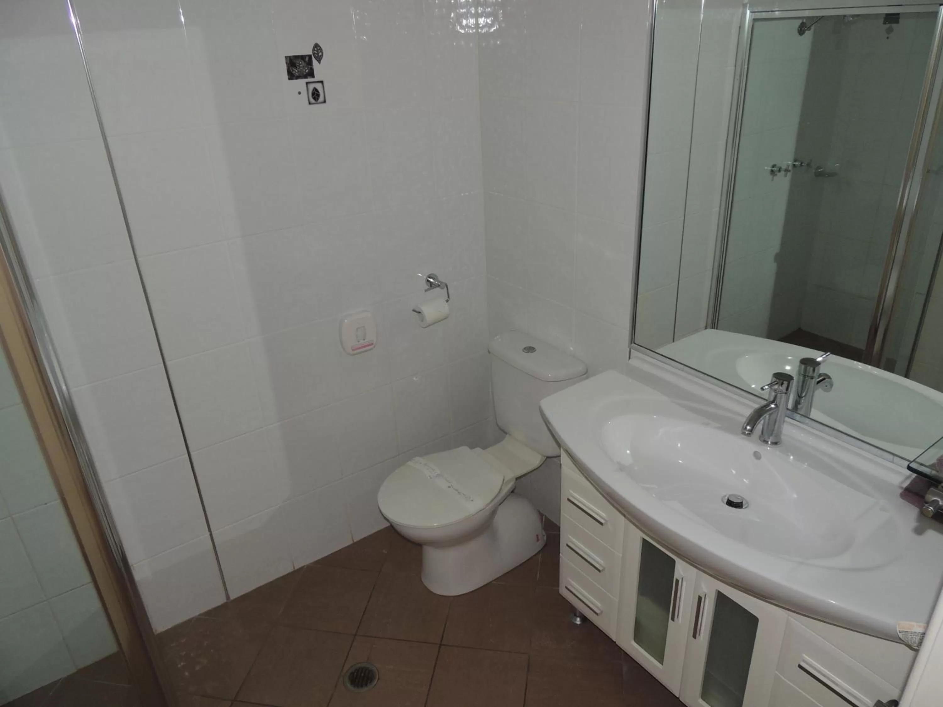 Bathroom in Argyle Terrace Motor Inn