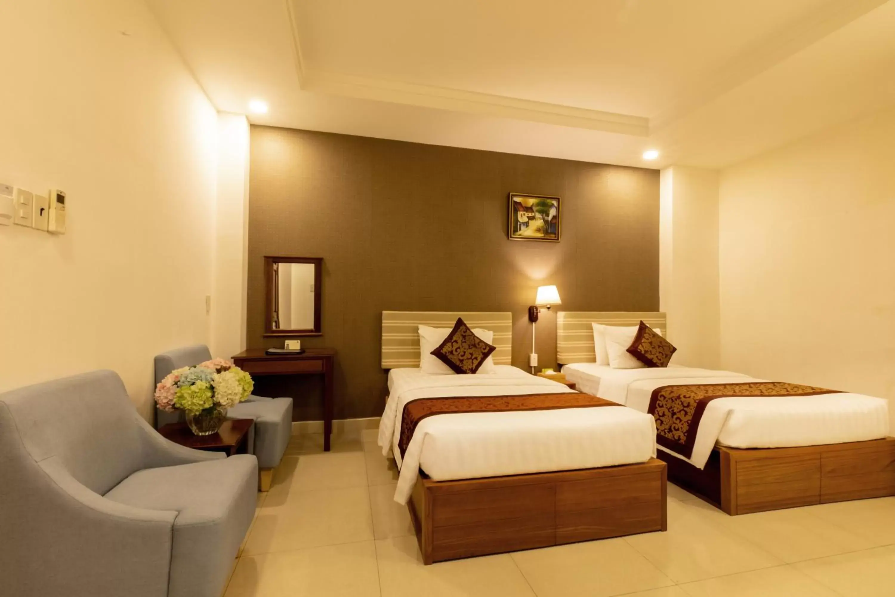 Twin Room in Airport Saigon Hotel - Gần ẩm thực đêm chợ Phạm Văn Hai Twin Room in Airport Saigon Hotel - Gần ẩm thực đêm chợ Phạm Văn Hai