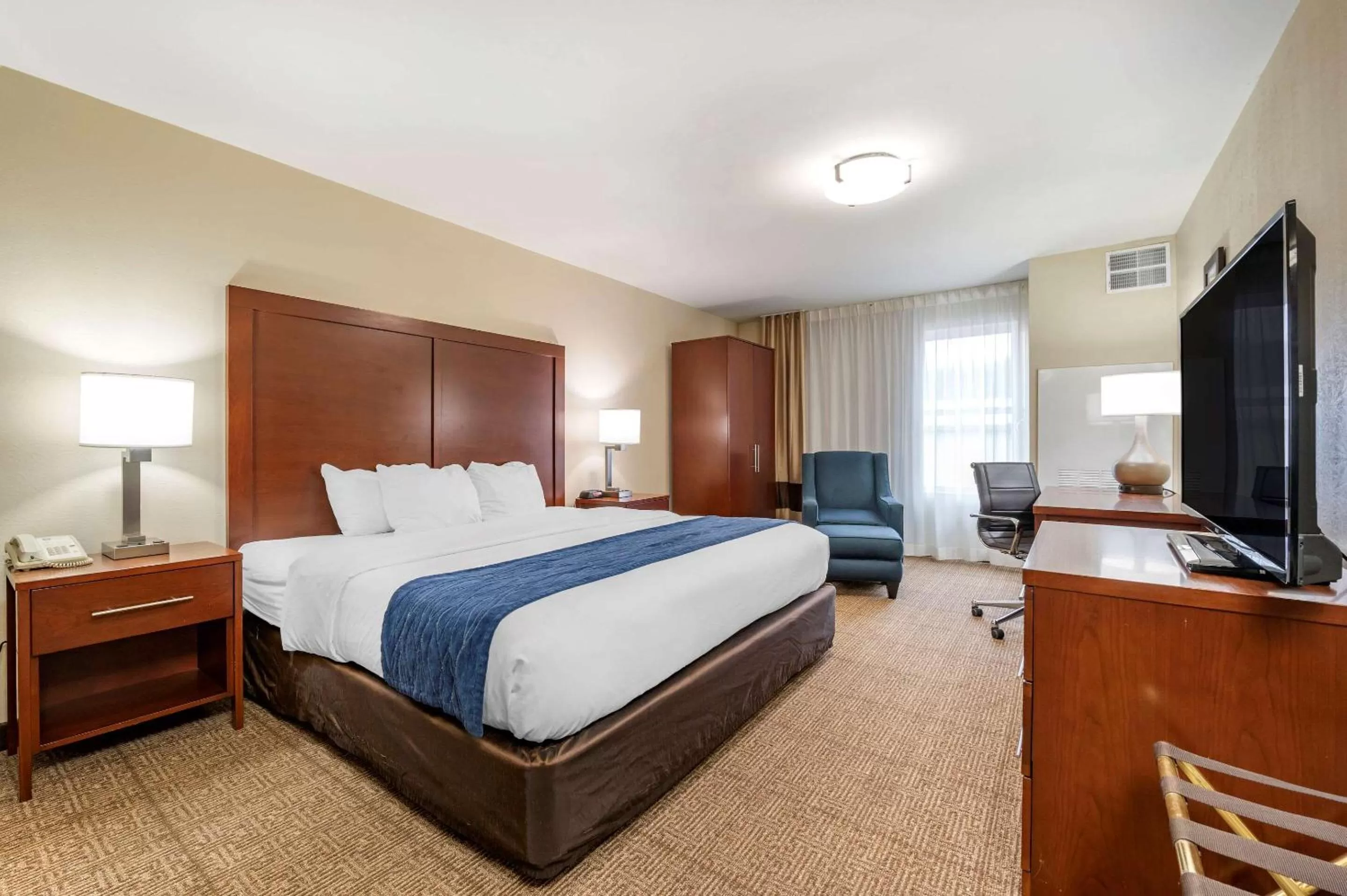 Photo of the whole room, Bed in Comfort Inn & Suites Northern Kentucky