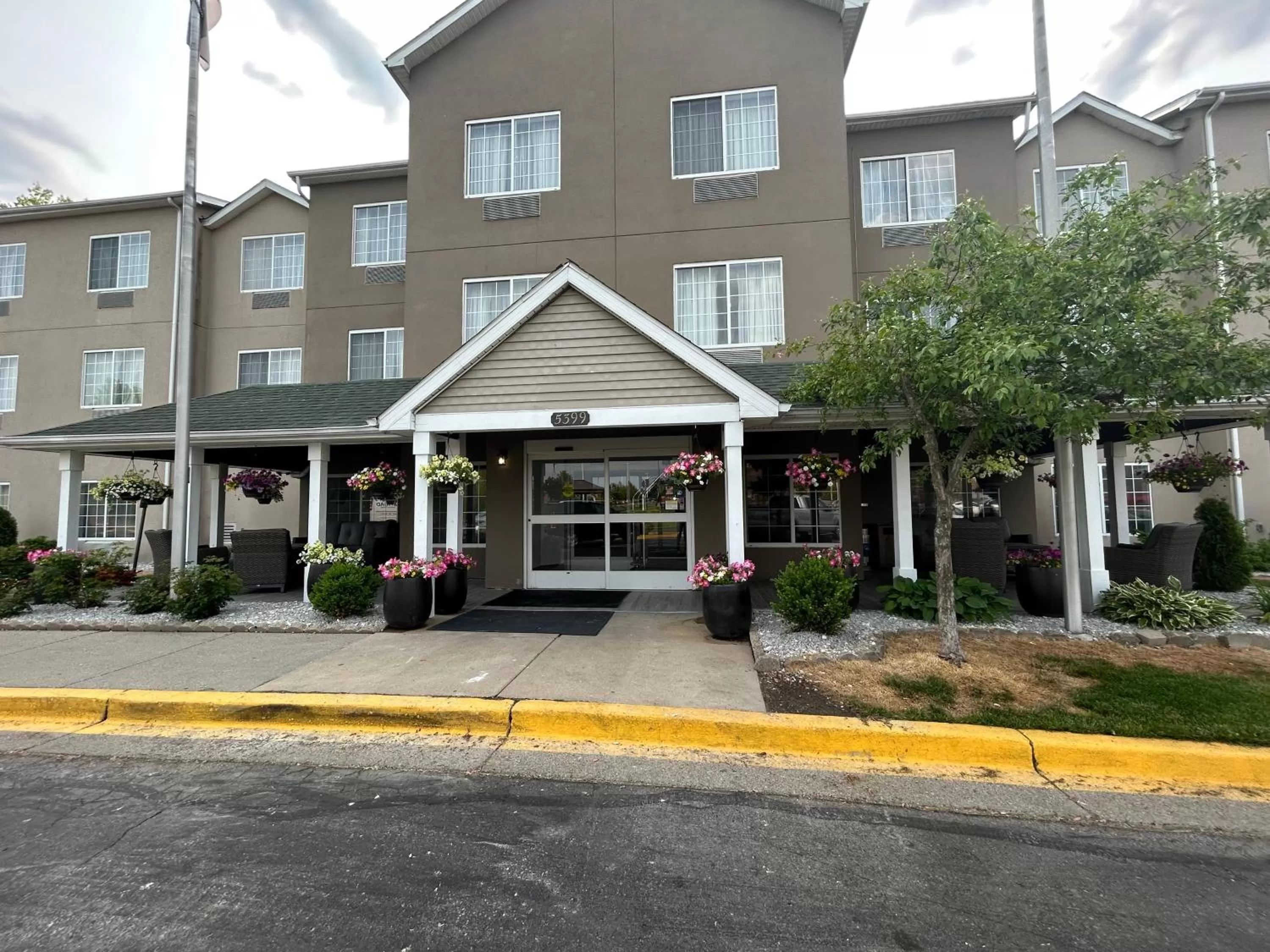 Property building in Country Inn & Suites by Radisson, Grand Rapids Airport, MI