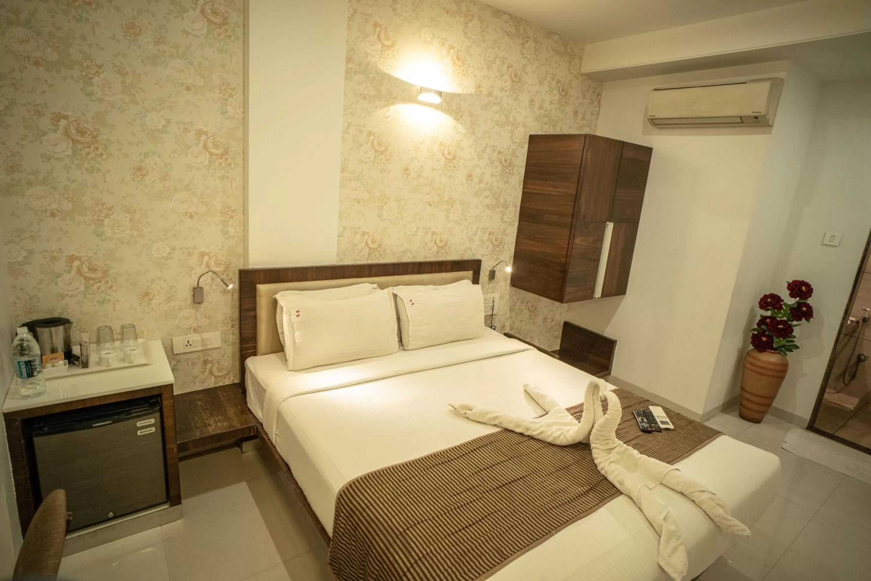 Bedroom, Bed in Hotel SRI SRI EXECUTIVE KOLHAPUR NEAR MAHALAXMI TEMPLE