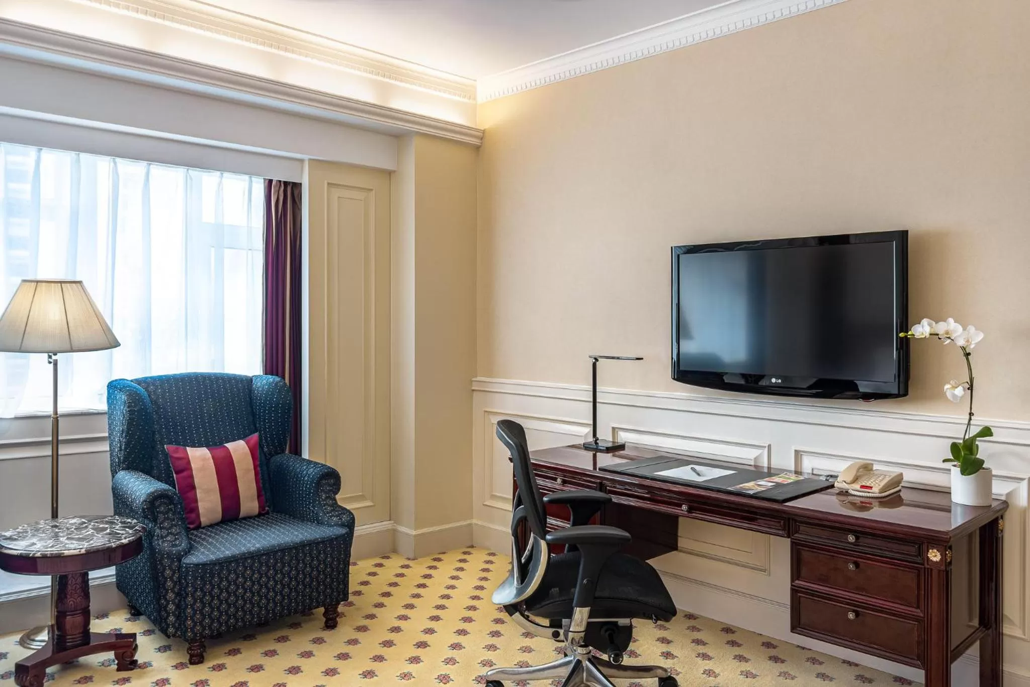 Photo of the whole room, TV/Entertainment Center in Crowne Plaza Hotel & Suites Landmark Shenzhen, an IHG Hotel - Nearby Luohu Border, Indoor heated swimming pool, Receive RMB100 SPA coupon upon check-in