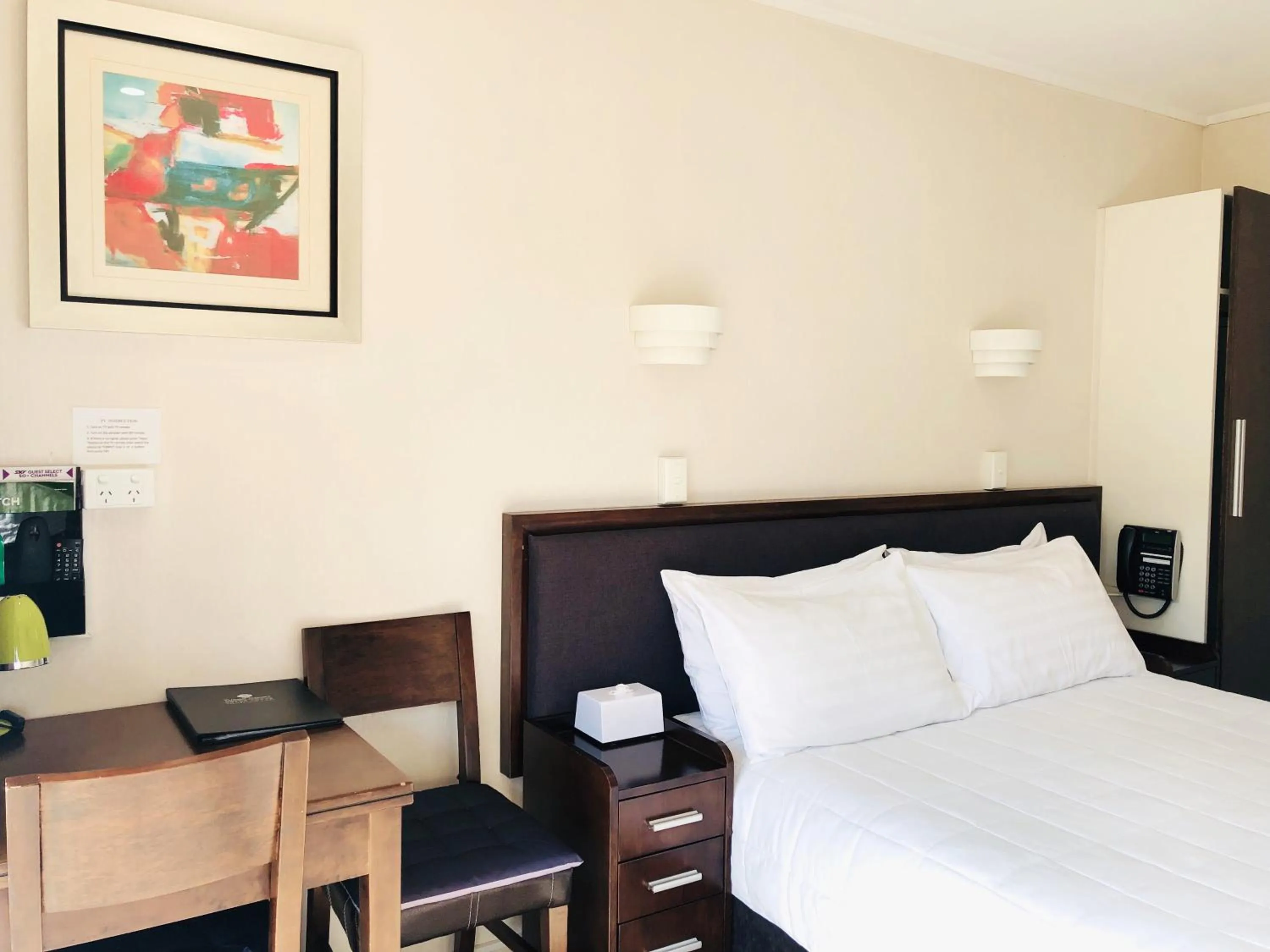 Bedroom, Bed in Tudor Court Motor Lodge