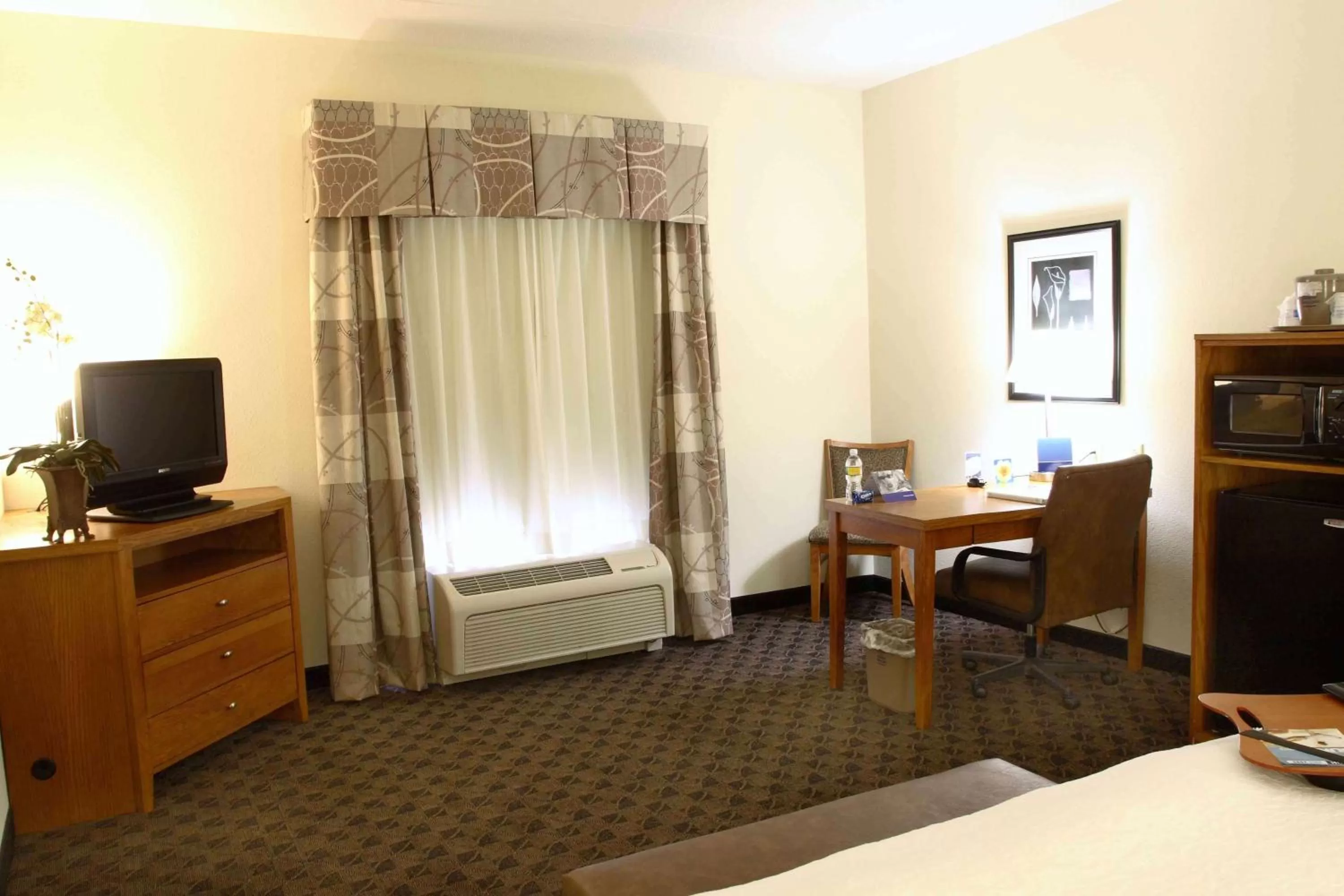 Bed in Hampton Inn & Suites Chesapeake-Square Mall