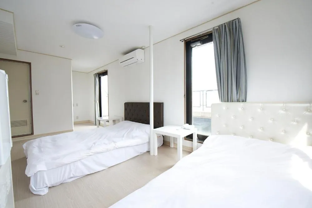 Photo of the whole room in Hotel Empire in Shinjuku