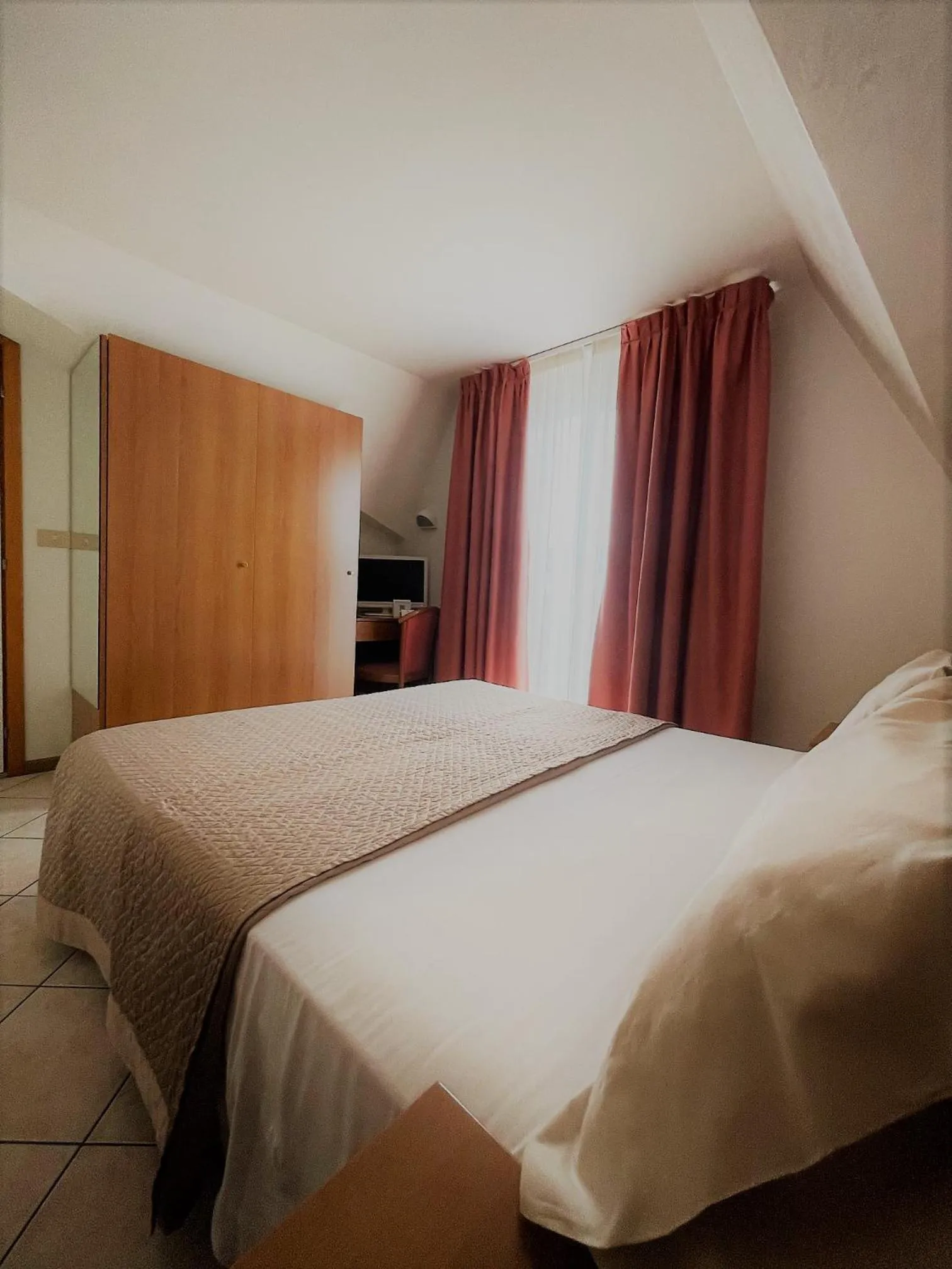 TV and multimedia, Bed in Hotel Touring