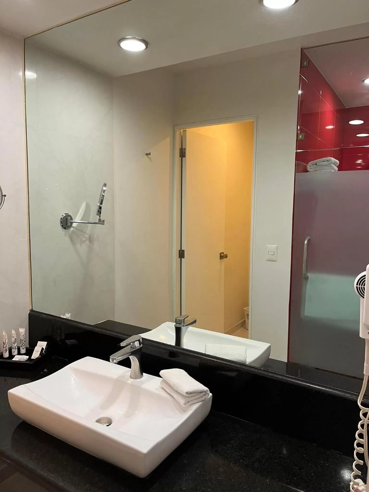 Shower in Zújmú Business Boutique Hotel