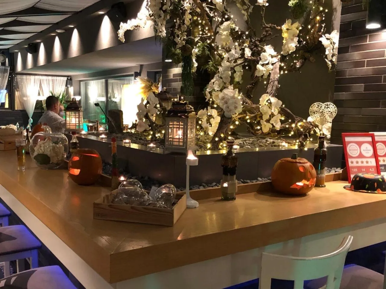 Restaurant/places to eat in All Seasons Residence Design Hotel - Free parking