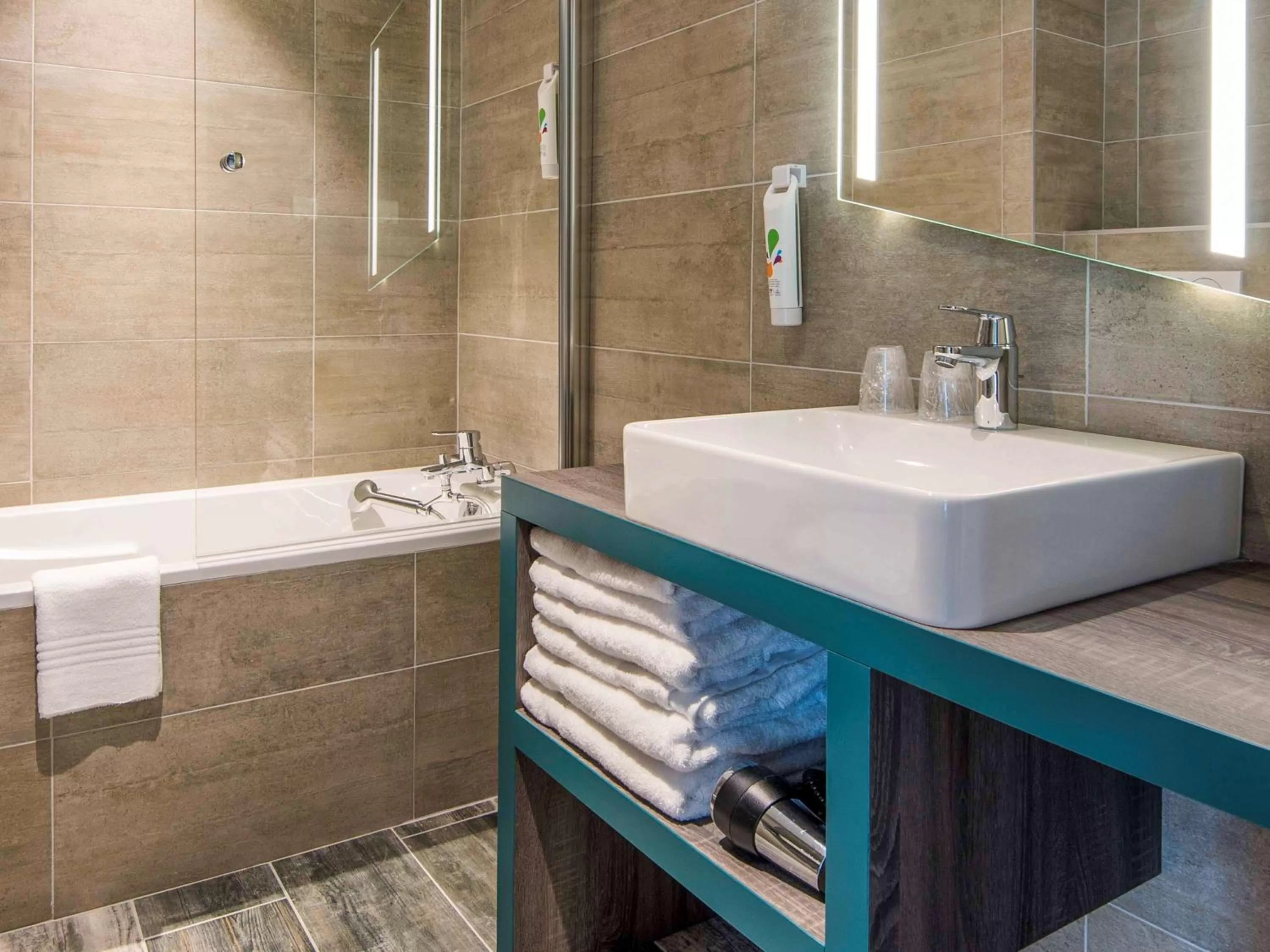 Photo of the whole room, Bathroom in Ibis Styles Sallanches Pays du Mont-Blanc