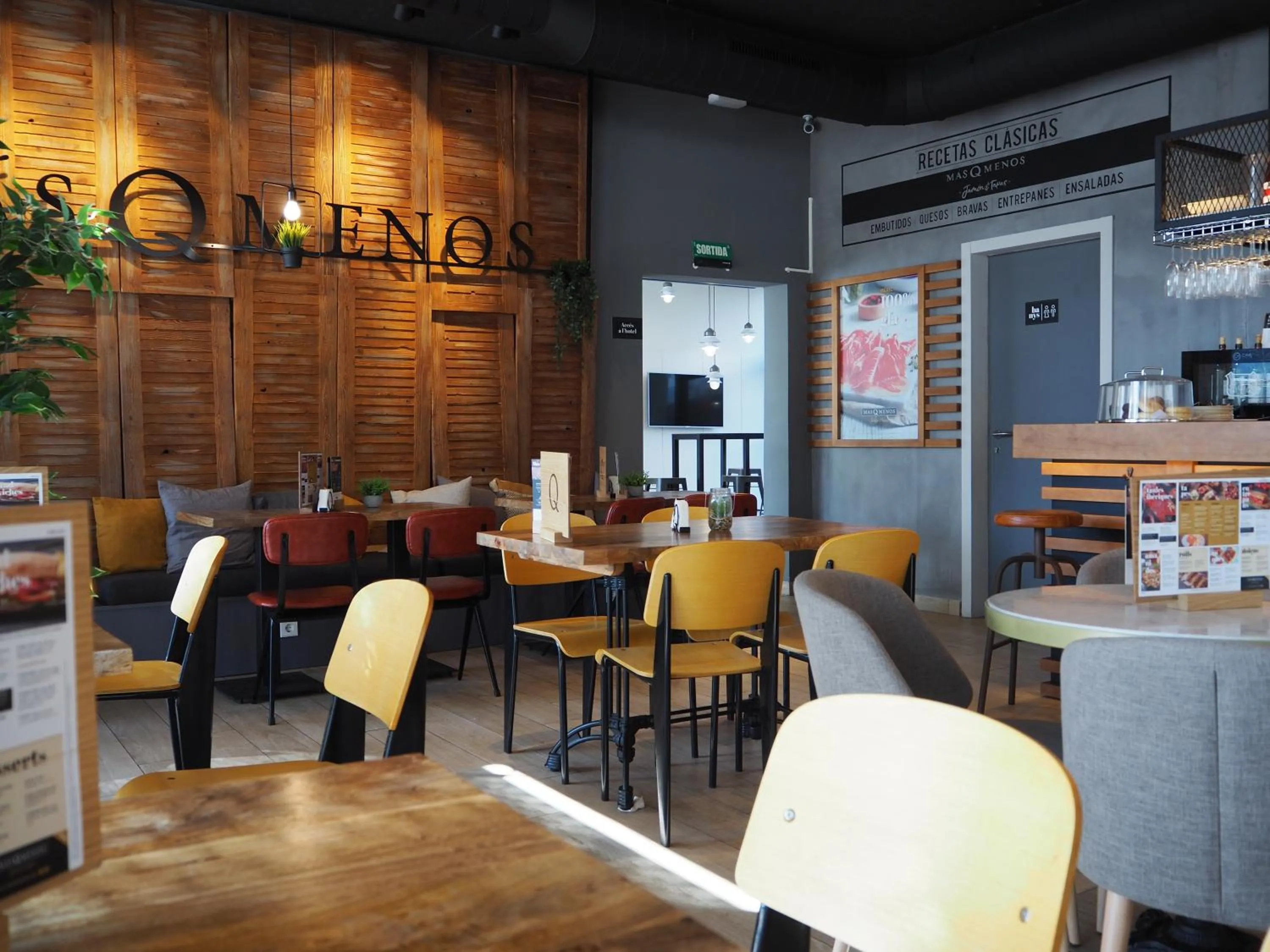 Restaurant/places to eat in easyHotel Barcelona Fira